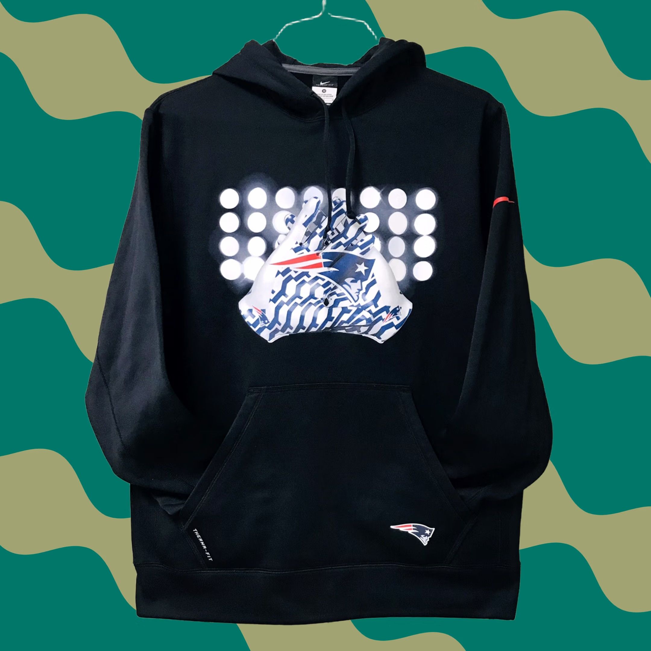 Nike Nike Patriots NFL Football Gloves Graphic Therma-Fit Hoodie M Black Unisex Adults Pullover Hooded Lightweight Kangaroo Pocket Athletic Sweatshirt Size US M / EU 48-50 / 2 - 1 Thumbnail