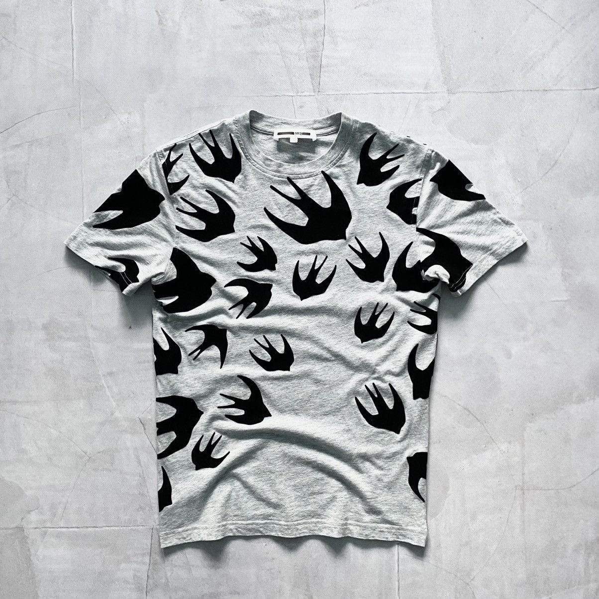 Alexander McQueen × Designer Alexander McQueen Bird All Over Print Velour T-shirt Tee Size XS / US 0-2 / IT 36-38 - 1 Thumbnail
