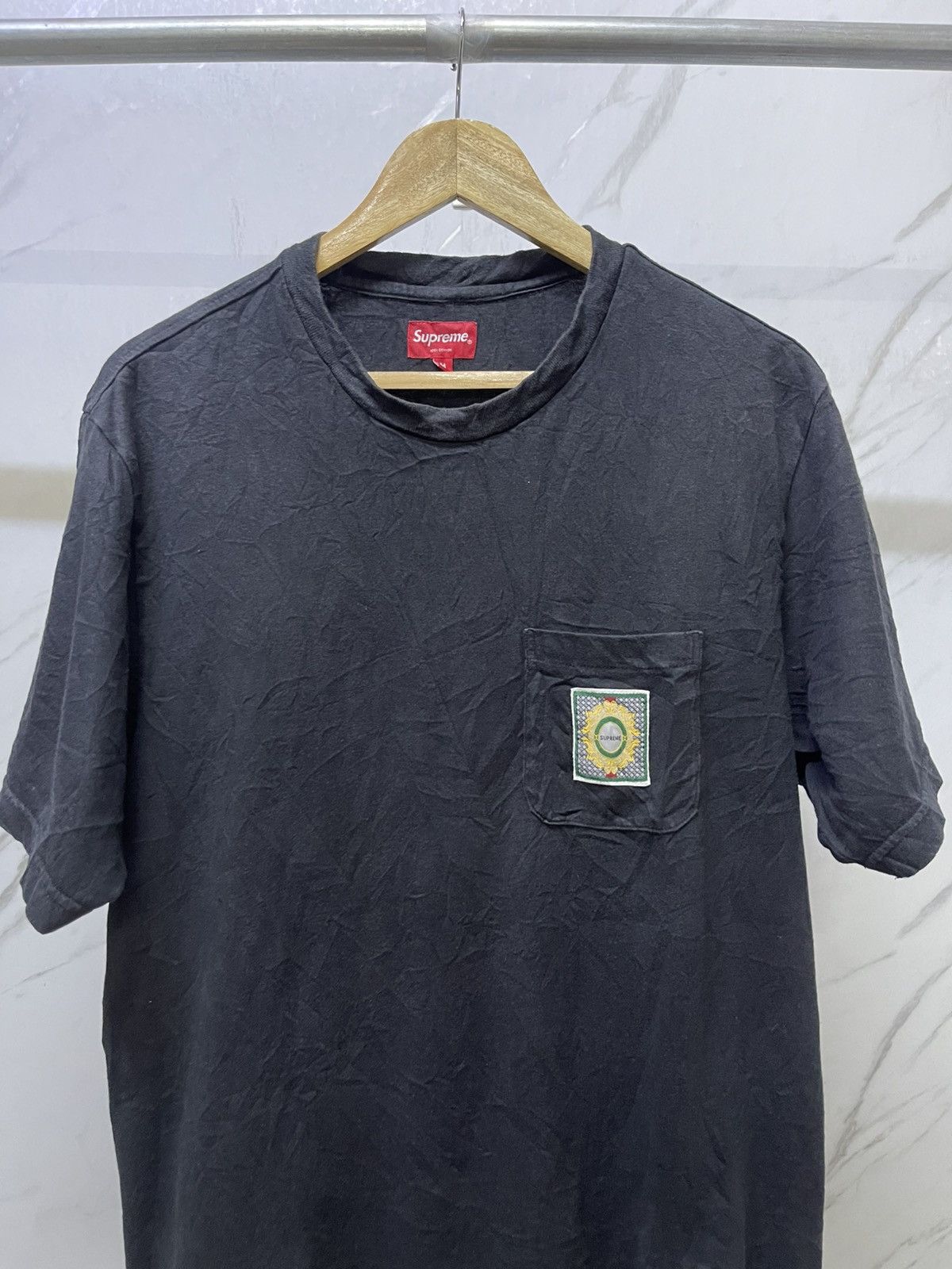 Supreme Supreme Crest Label Pocket Tee Black Size (M) Size US M / EU 48-50 / 2 - 2 Thumbnail