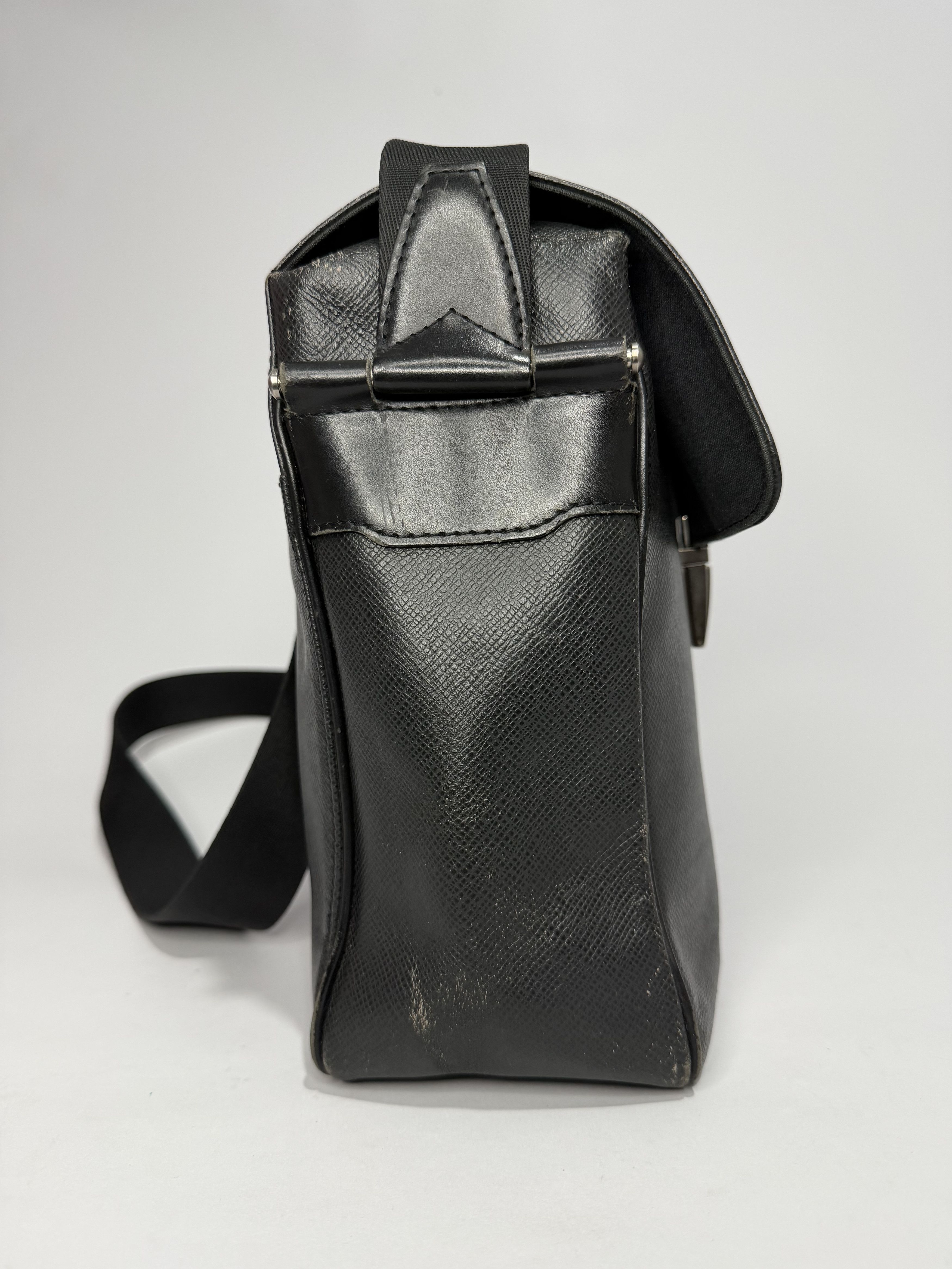 Louis Vuitton LOUIS VUITTON Black Taiga Leather Yaranga Porte Messenger Size ONE SIZE - 3 Thumbnail