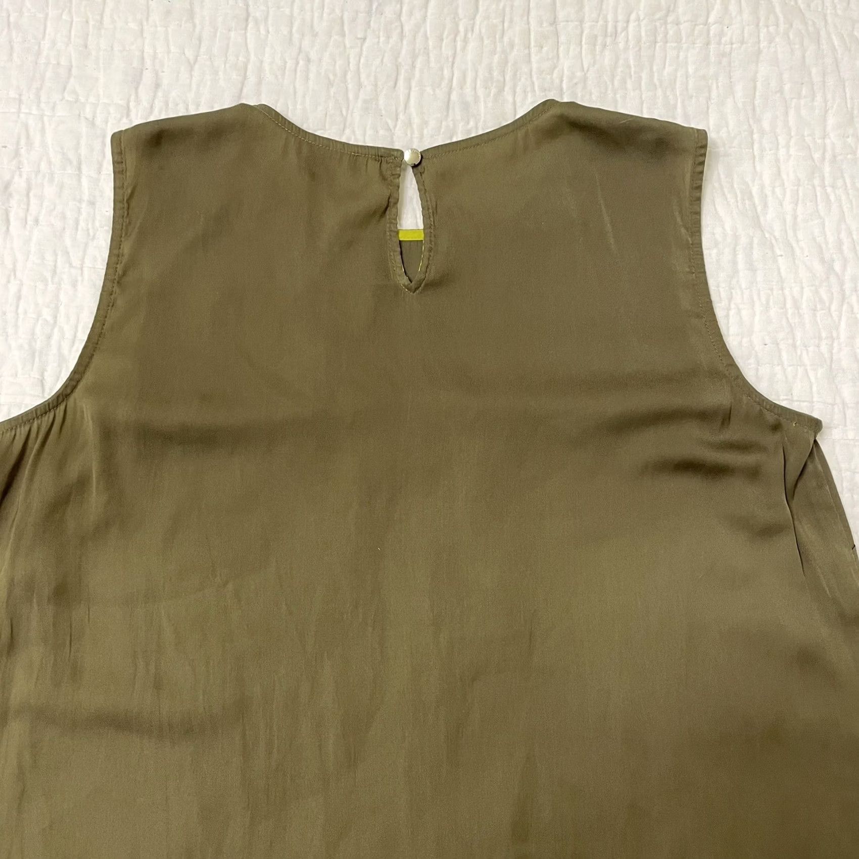 Vince Camuto Vince Camuto Army Green Pocket Front Satin Blouse Cropped Keyhole Sz:M Sleeveless Women’s Regular Size Tee Shirt Top Shirt? Size M / US 6-8 / IT 42-44 - 7 Thumbnail