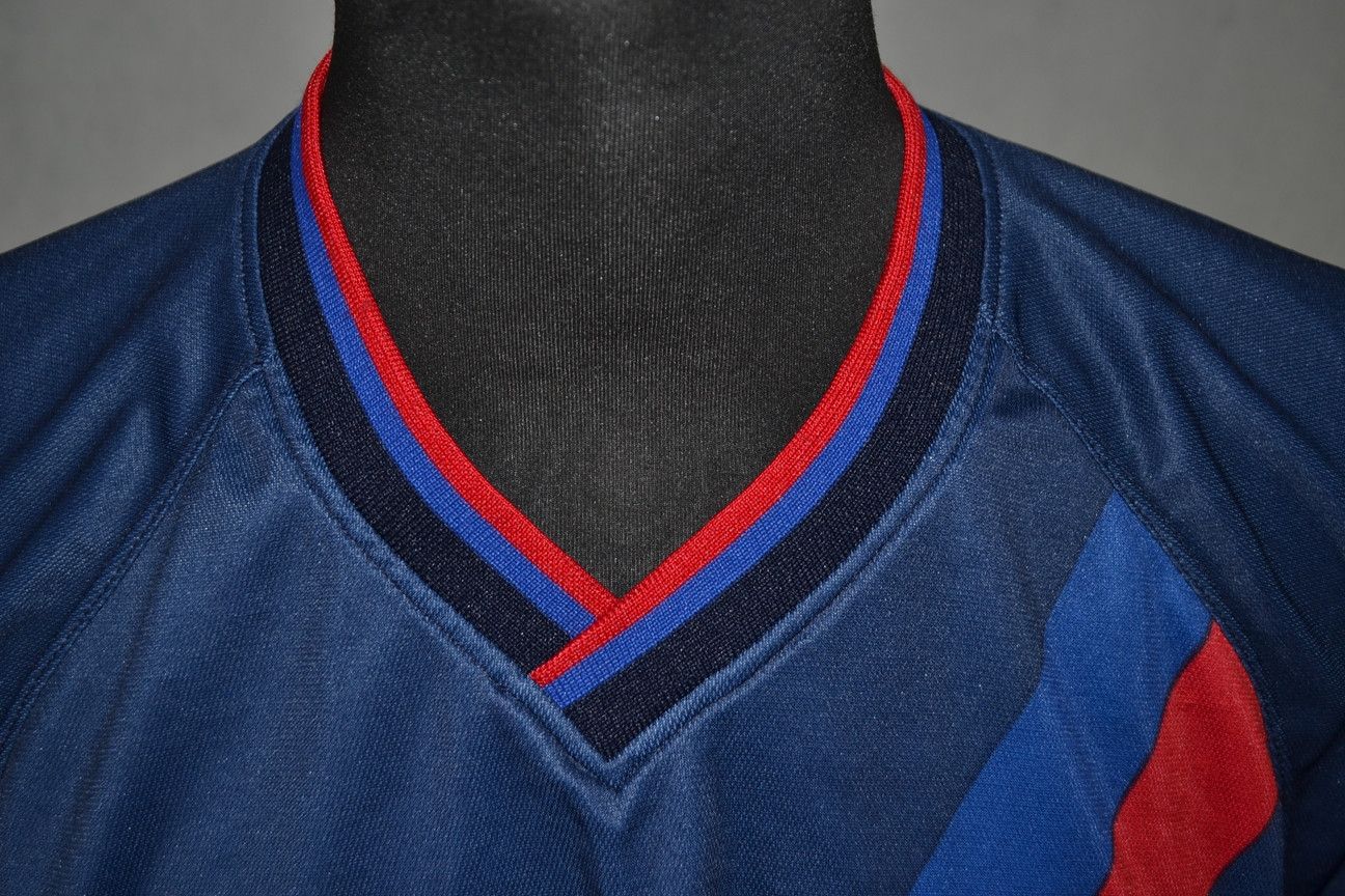 Vintage Vintage Official FC Barcelona Football Jersey #9 Kluivert XL Size US XL / EU 56 / 4 - 6 Thumbnail