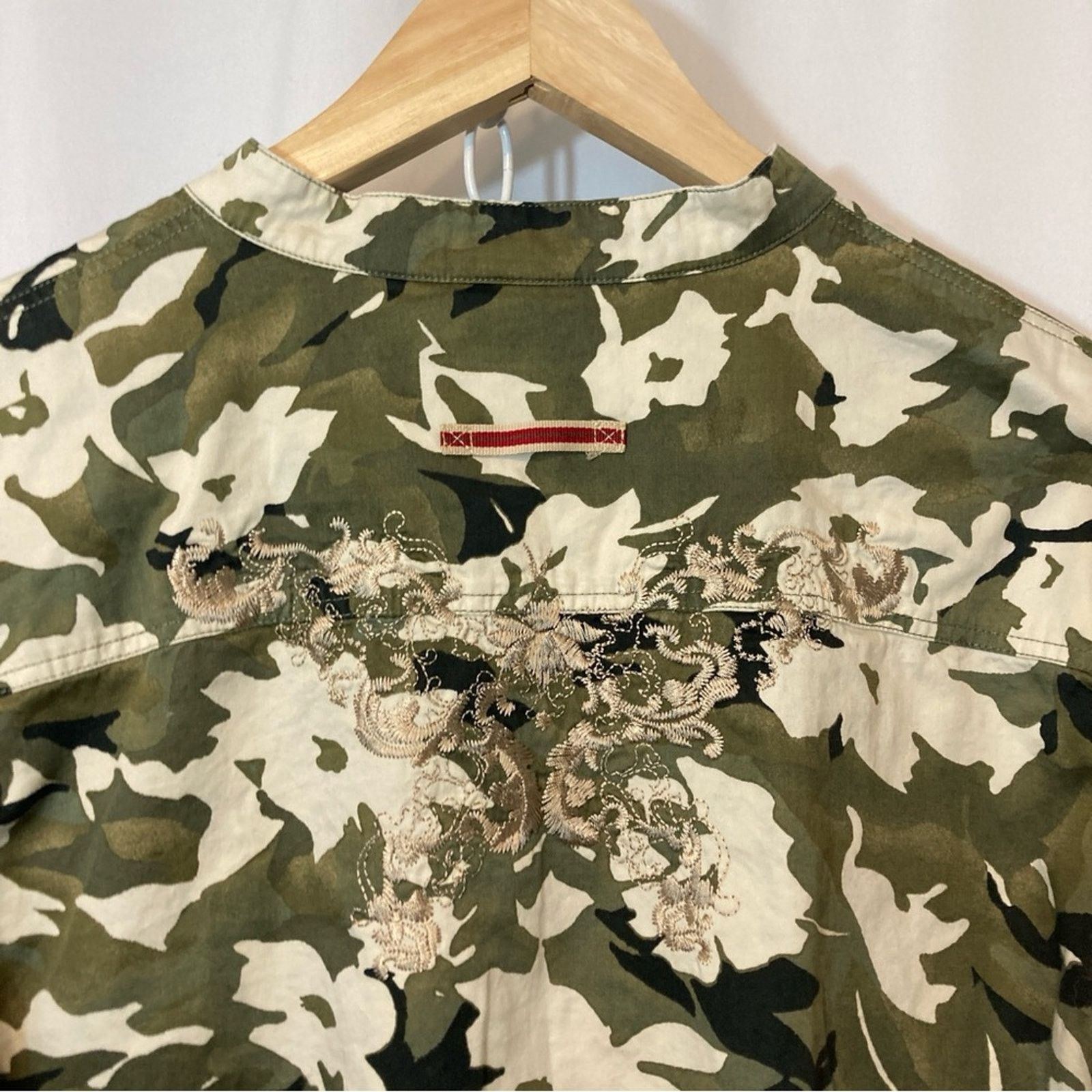 Chicos Chico’s Camouflage Camo Embroidered Button Down Shirt Top Size L / US 10 / IT 46 - 8 Thumbnail