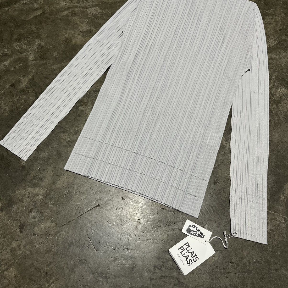 Homme Plisse Issey Miyake × Issey Miyake × Pleats Please Issey Miyake ISSEY MIYAKE SOFT PLEATS LONG SLEEVED TOP IN GREY Size ONE SIZE - 7 Thumbnail