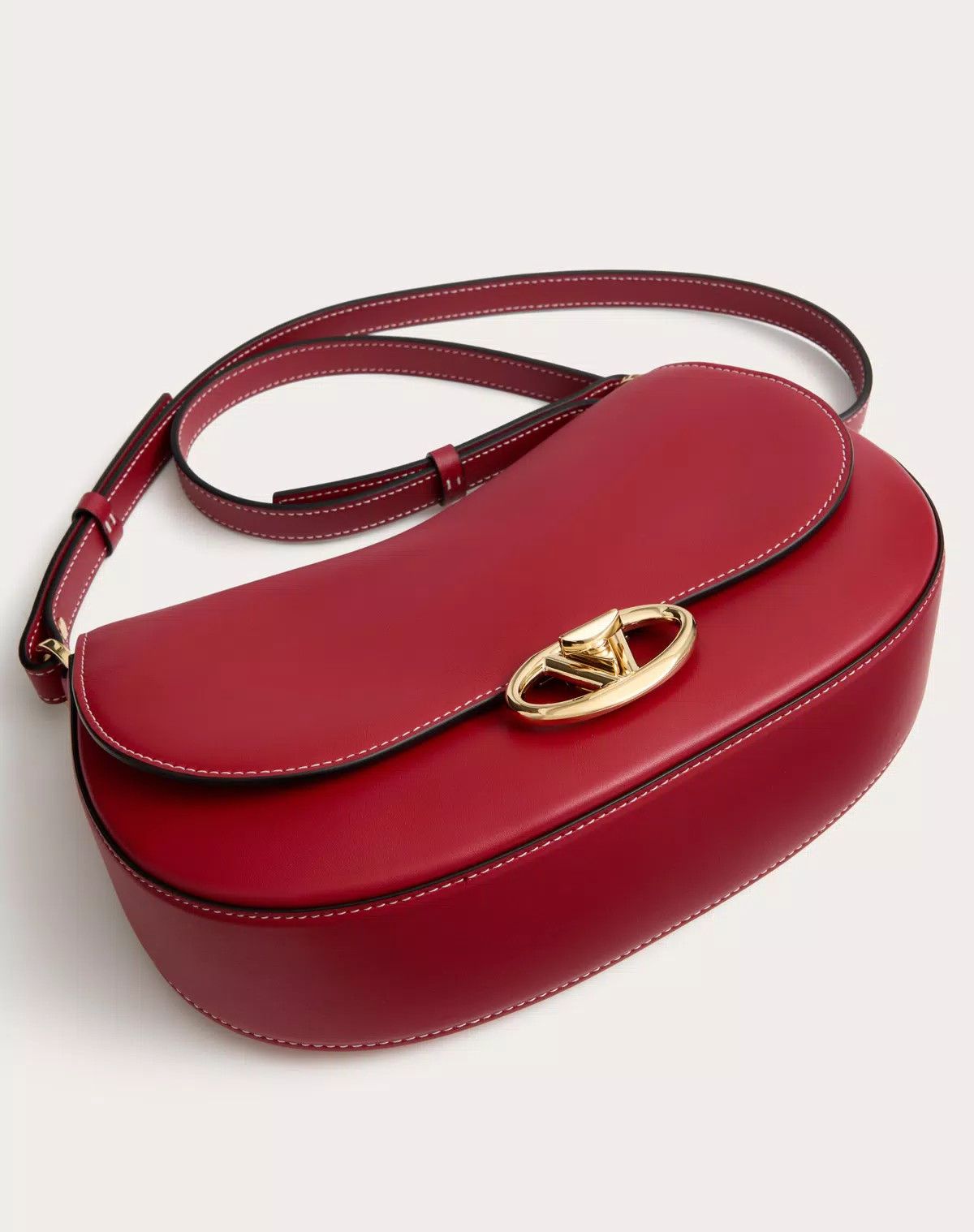 oc11z0725 Size:OS/ Shoulder Bag In Nappa Calfskin in Red
