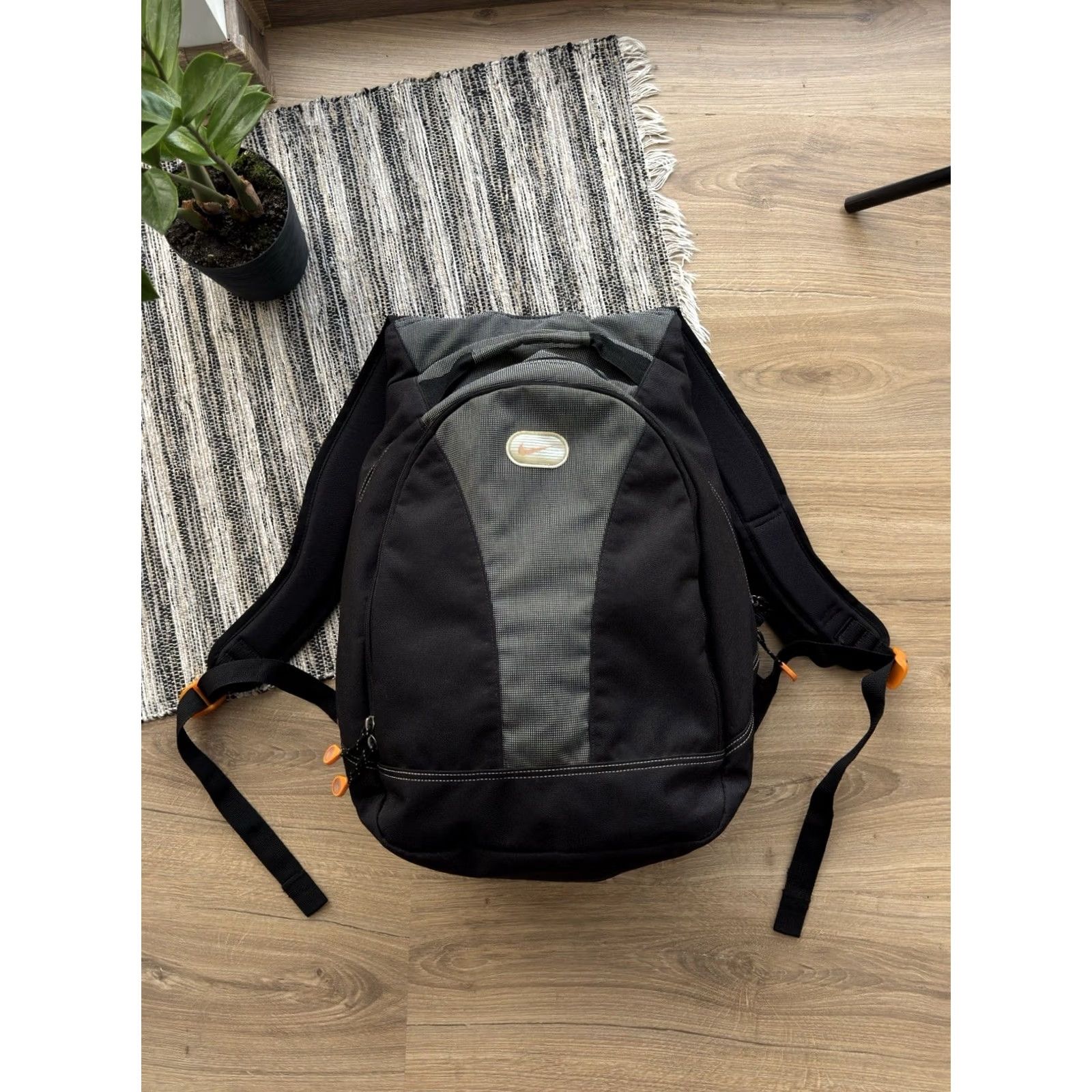 Nike VINTAGE Nike Backpack Black 90s Bag Rare Men Medium Backpack 90s Retro Sports Distressed Pockets Adjustable Strap Limited Edition Size ONE SIZE - 2 Thumbnail