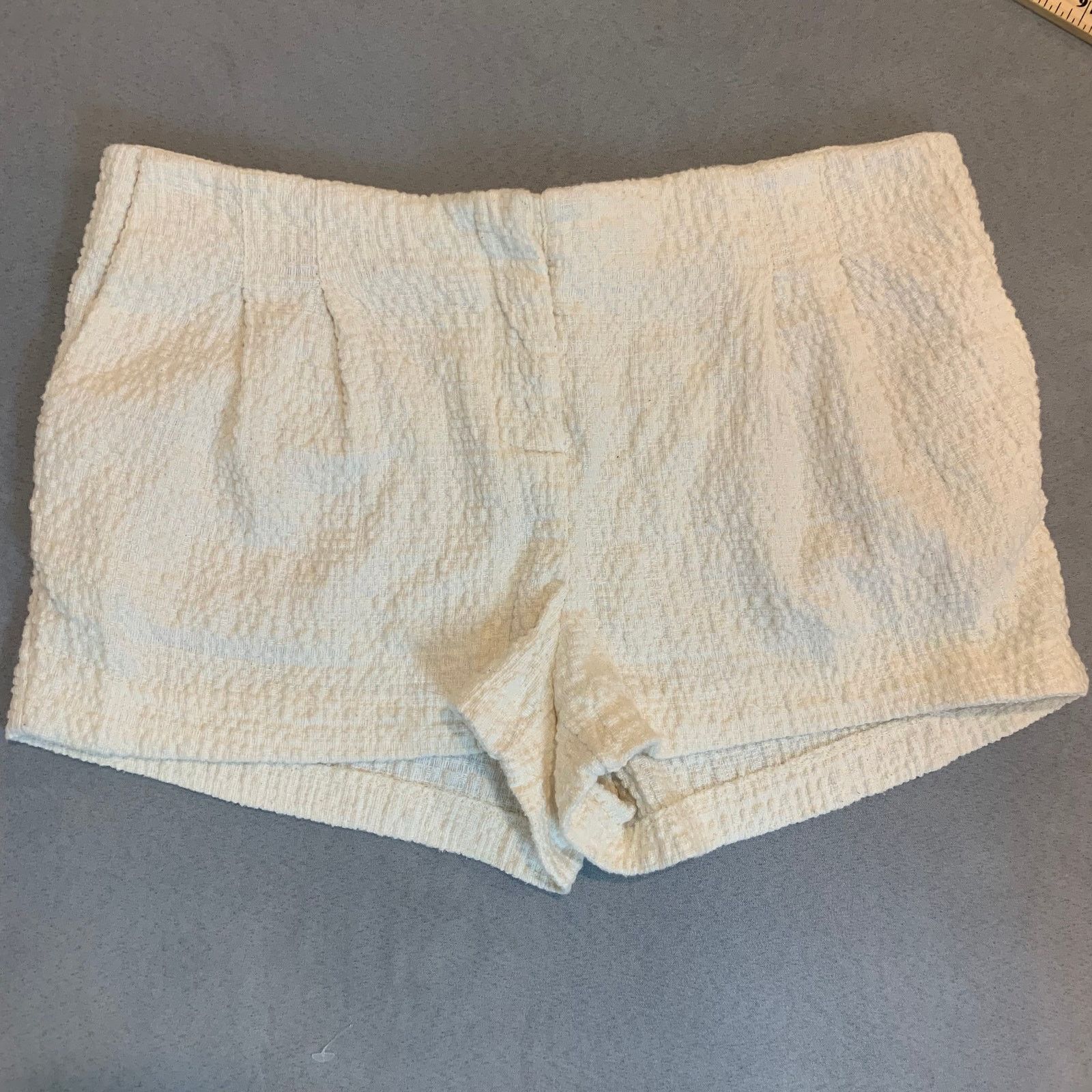 H&M H&M Cream Ivory Textured Pleated Shorts 8 M Medium Size 30" / US 8 / IT 44 - 7 Thumbnail