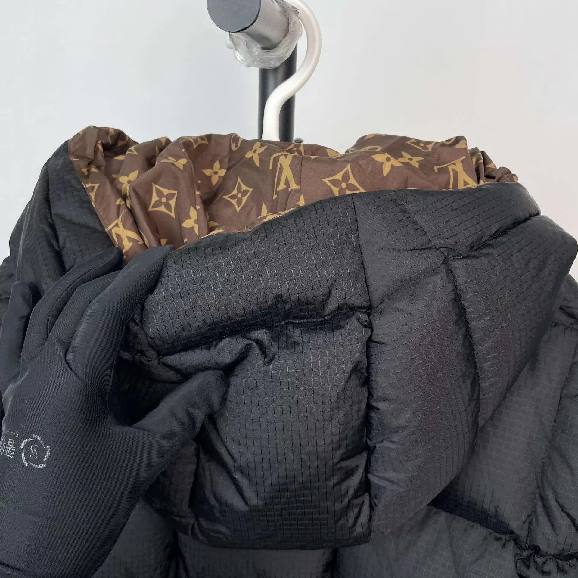 Louis Vuitton LV down jkt blk brn colorblocked all-over logo 34 Size XS / US 0-2 / IT 36-38 - 9 Thumbnail