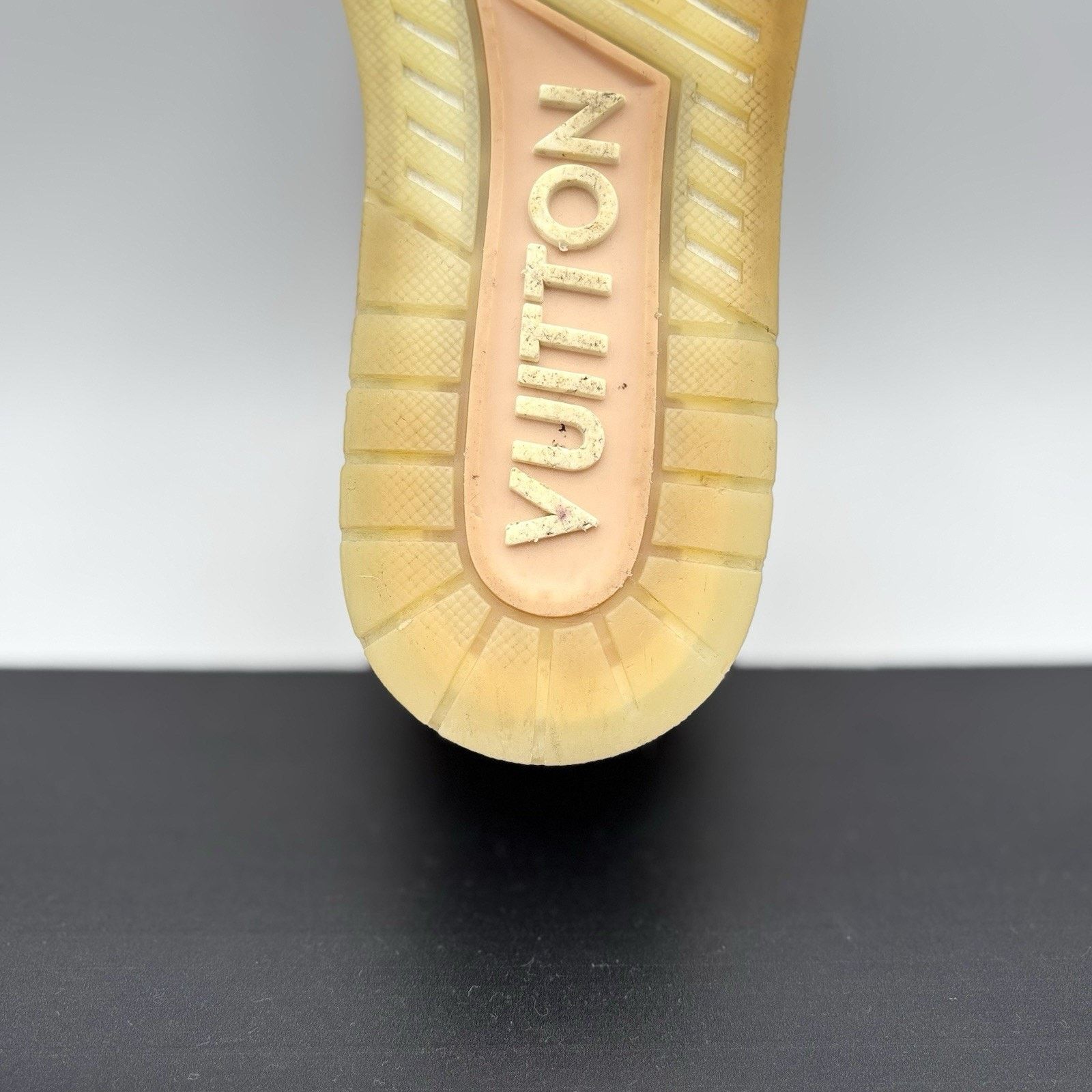 Louis Vuitton (7-7.5 US) Louis Vuitton Trainer ' Metallic, Beige ' Size US 7 / EU 40 - 18 Thumbnail