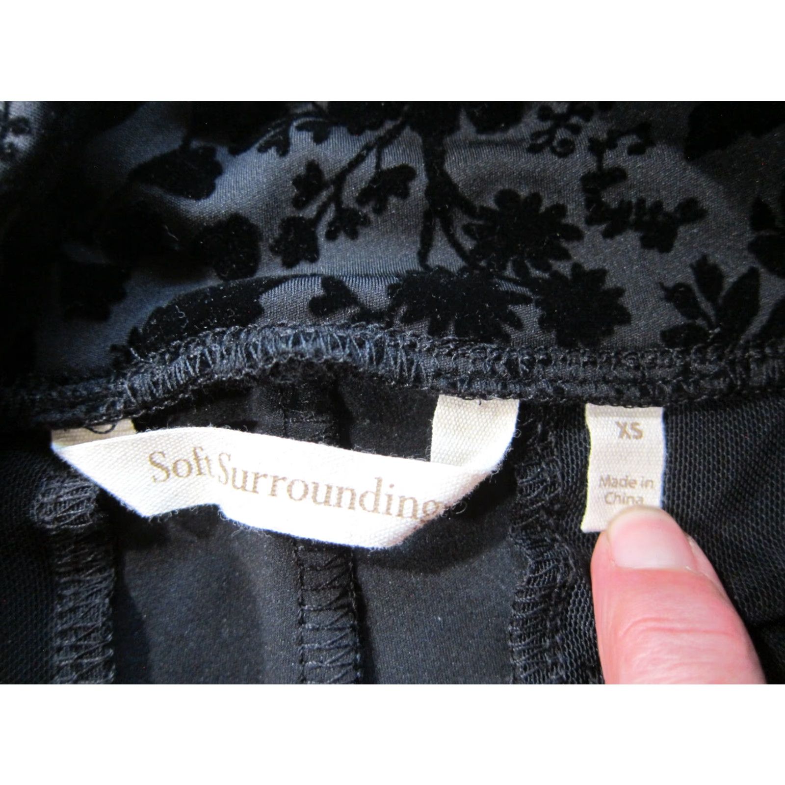 Soft Surroundings Soft Surroundings Black Velvet Stretch Floral Zip Pocket Skinny Pant Women XS Shirt? Size 26" / US 2 / IT 38 - 3 Thumbnail
