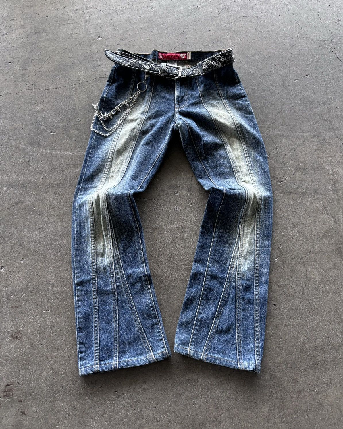 If Six Was Nine × Japanese Brand × Le Grande Bleu (L.G.B.) Guess Mudwash Flared Denim Jeans Size US 27 - 1 Thumbnail