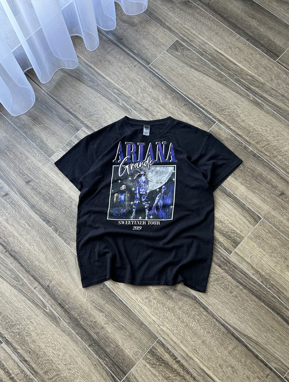 Band Tees Ariana Grande World Tour 2017 big logo shirt Size US L / EU 52-54 / 3 - 1 Thumbnail