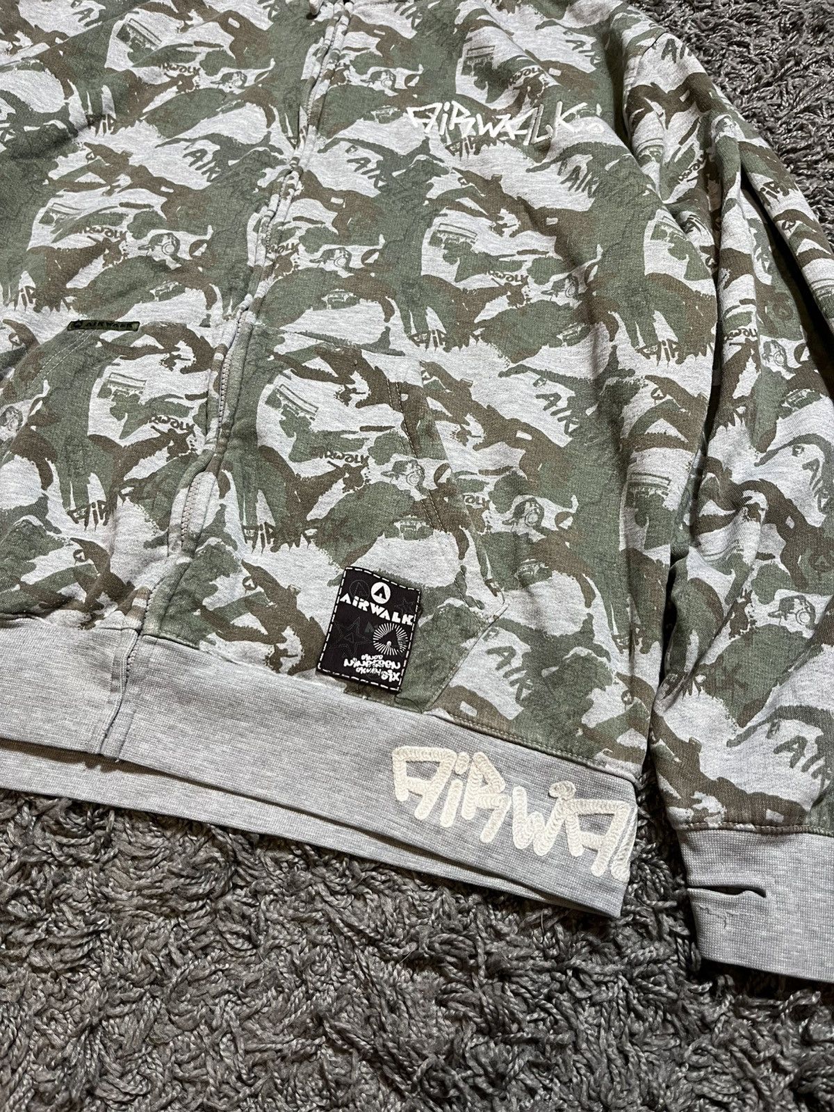Airwalk AIRWALK VINTAGE 00s CAMO MONOGRAM SKATE-HOODIE PRINTED Size US XL / EU 56 / 4 - 2 Thumbnail