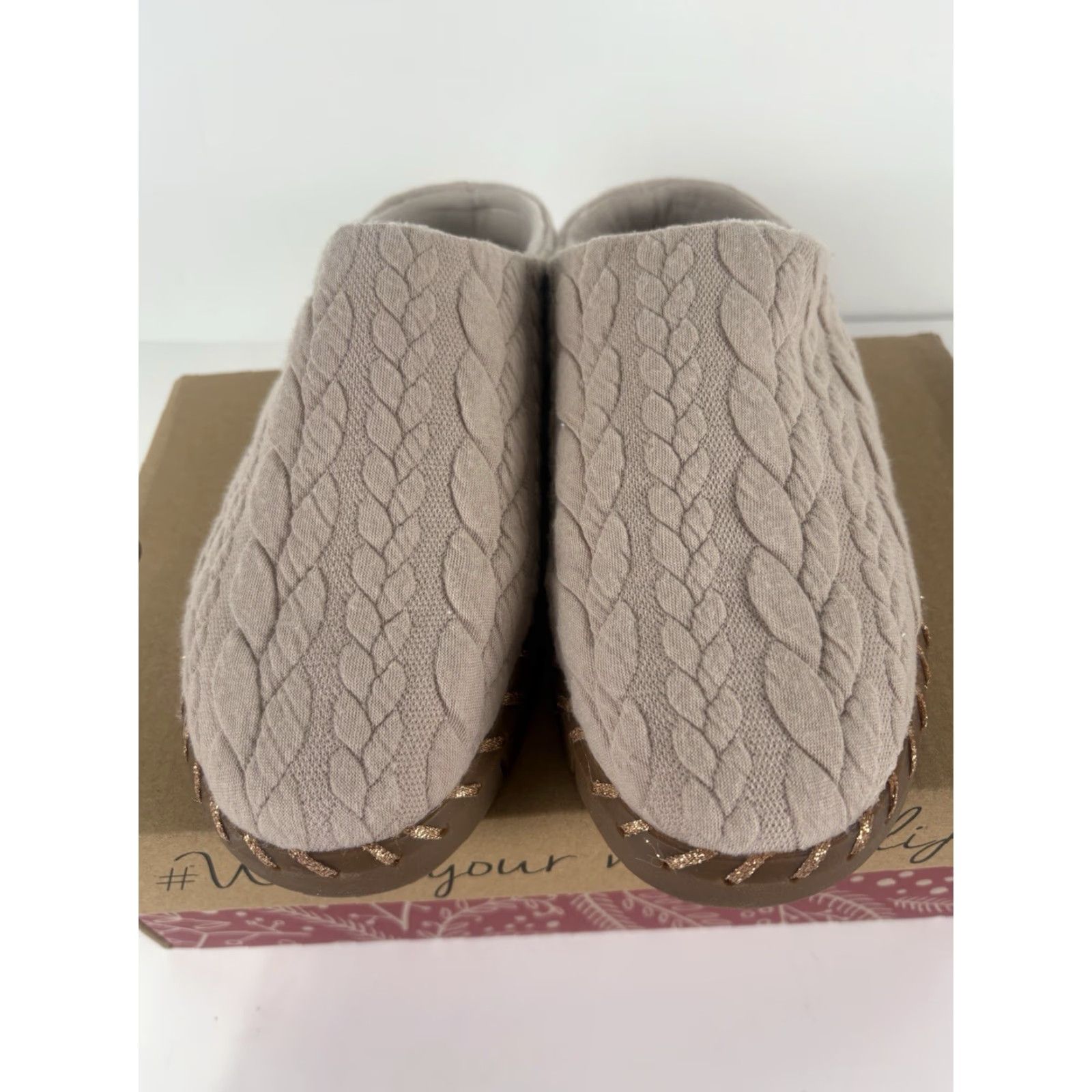 Vintage Muk Luks Slides Womens 7.5 Pink Faux Fur Comfort Cushioned Slip On Casual Platform 1in Rubber Soles Size US 7.5 / IT 37.5 - 2 Thumbnail