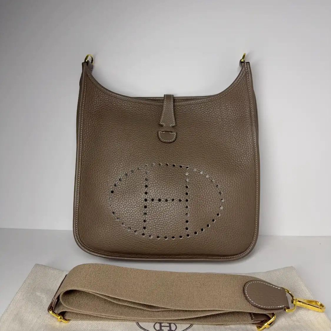 Hermes Hermes Evelyne PM Etoupe Togo cowhide leather cutout Evelyne shoulder bag silver Size ONE SIZE - 1 Thumbnail