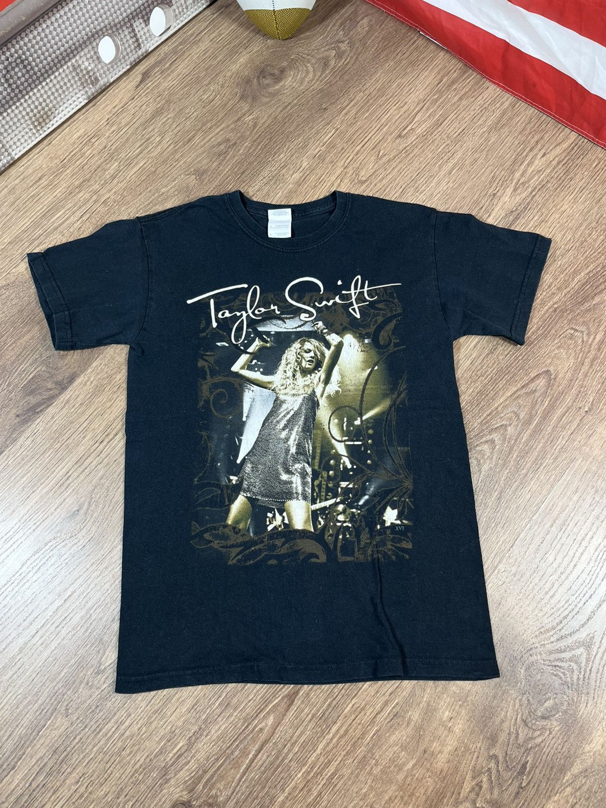 Band Tees ✌️Vintage Taylor Swift Fearless Concert Tour Tee 2009 Size US S / EU 44-46 / 1 - 1 Thumbnail