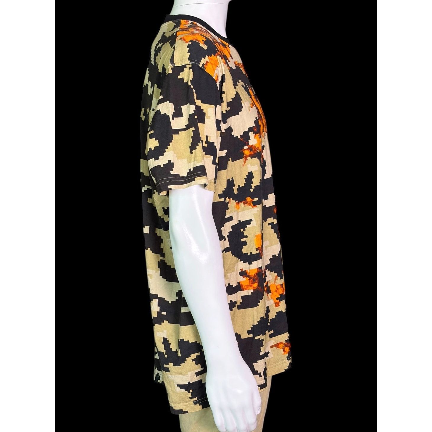 Givenchy Authentic Givenchy As Seen on Empire Pixelated Camo T-Shirt Size US L / EU 52-54 / 3 - 6 Thumbnail