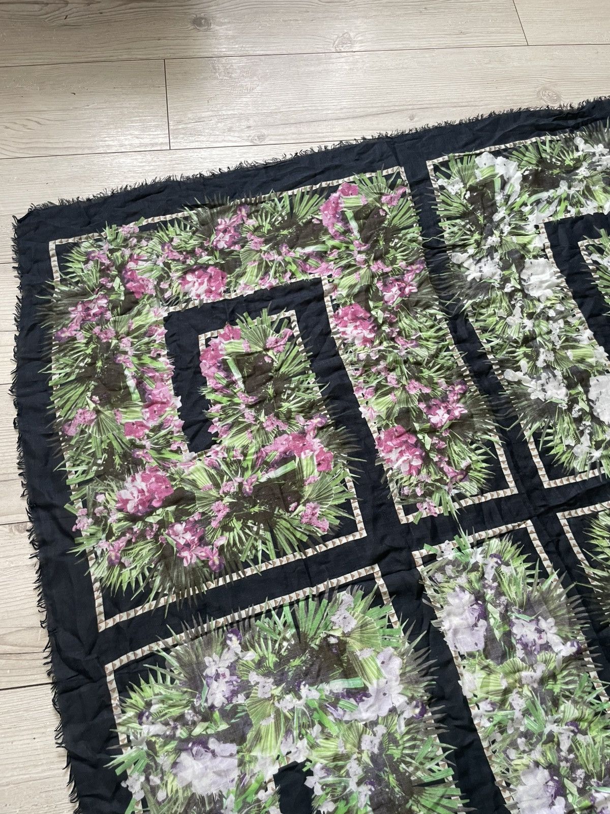 Givenchy Givenchy Paris Floral Scarf by Riccardo Tisci Size ONE SIZE - 6 Thumbnail