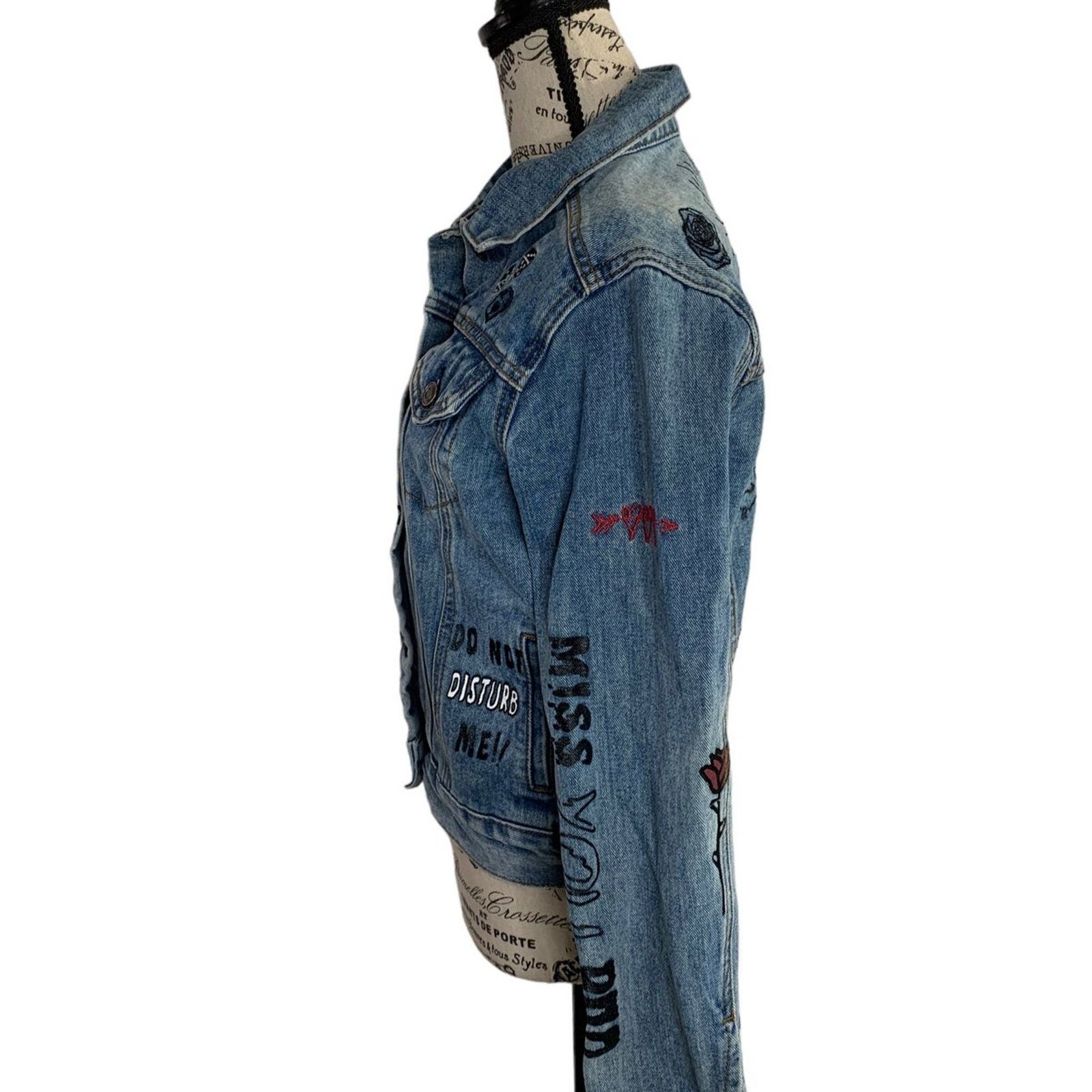 Forever 21 Forever 21 Denim Jean Jacket Women Small Crop Graffiti Patch Size S / US 4 / IT 40 - 5 Thumbnail