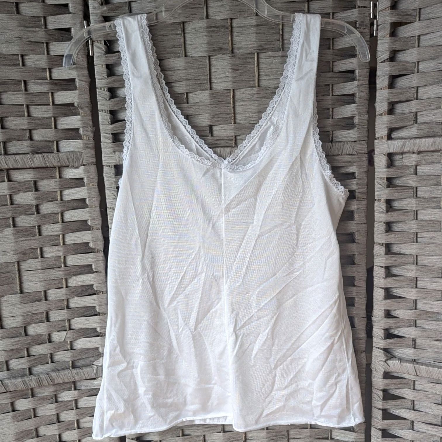Vintage VINTAGE Velrose White Lace Trim Camisole Shell VNeck Scoop Back Tank Top Bridal S/M Womens Size M / US 6-8 / IT 42-44 - 3 Thumbnail