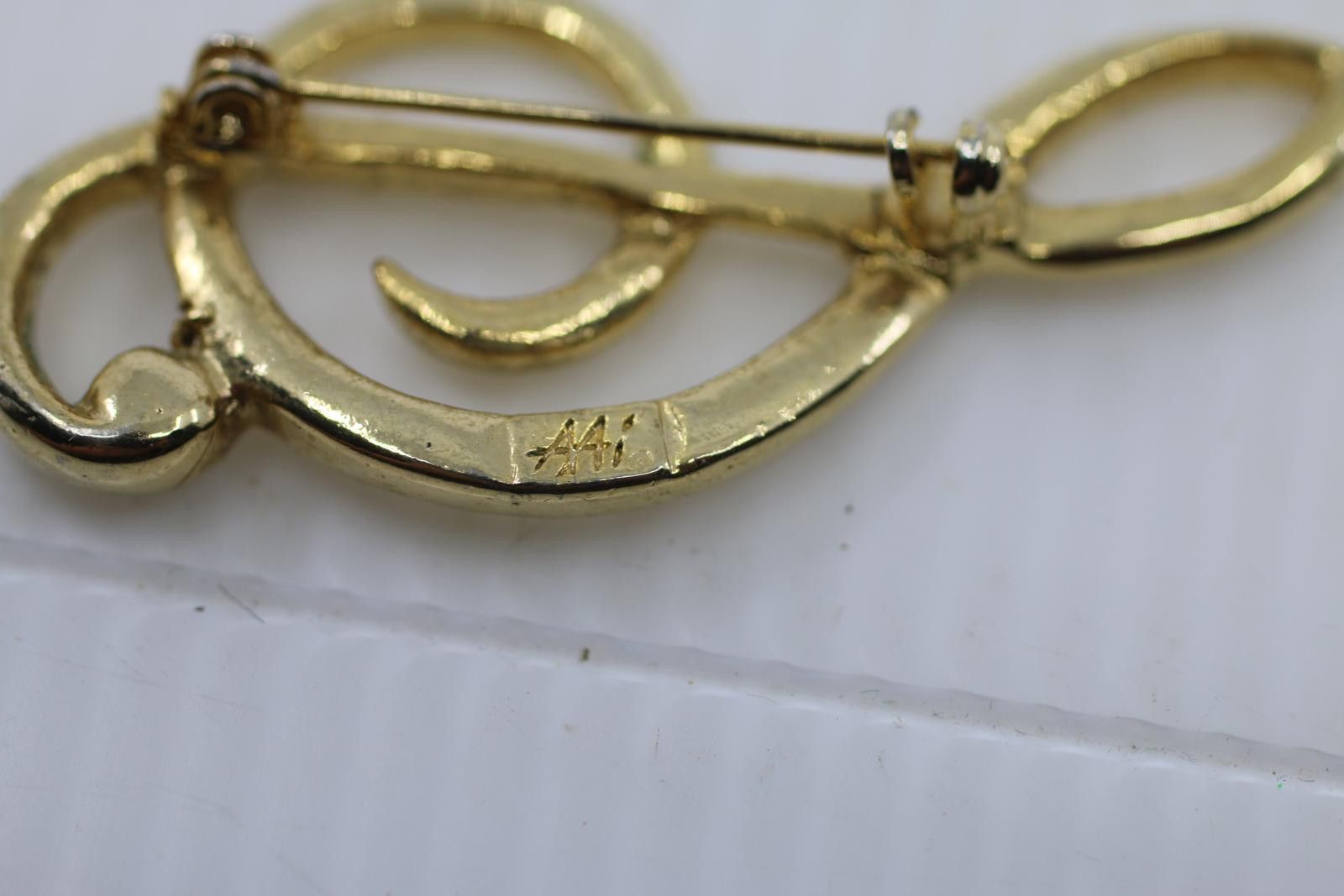 The Unbranded Brand Vintage Gold Tone Treble Clef Brooch SignedAH Music Note Pin Size ONE SIZE - 4 Thumbnail