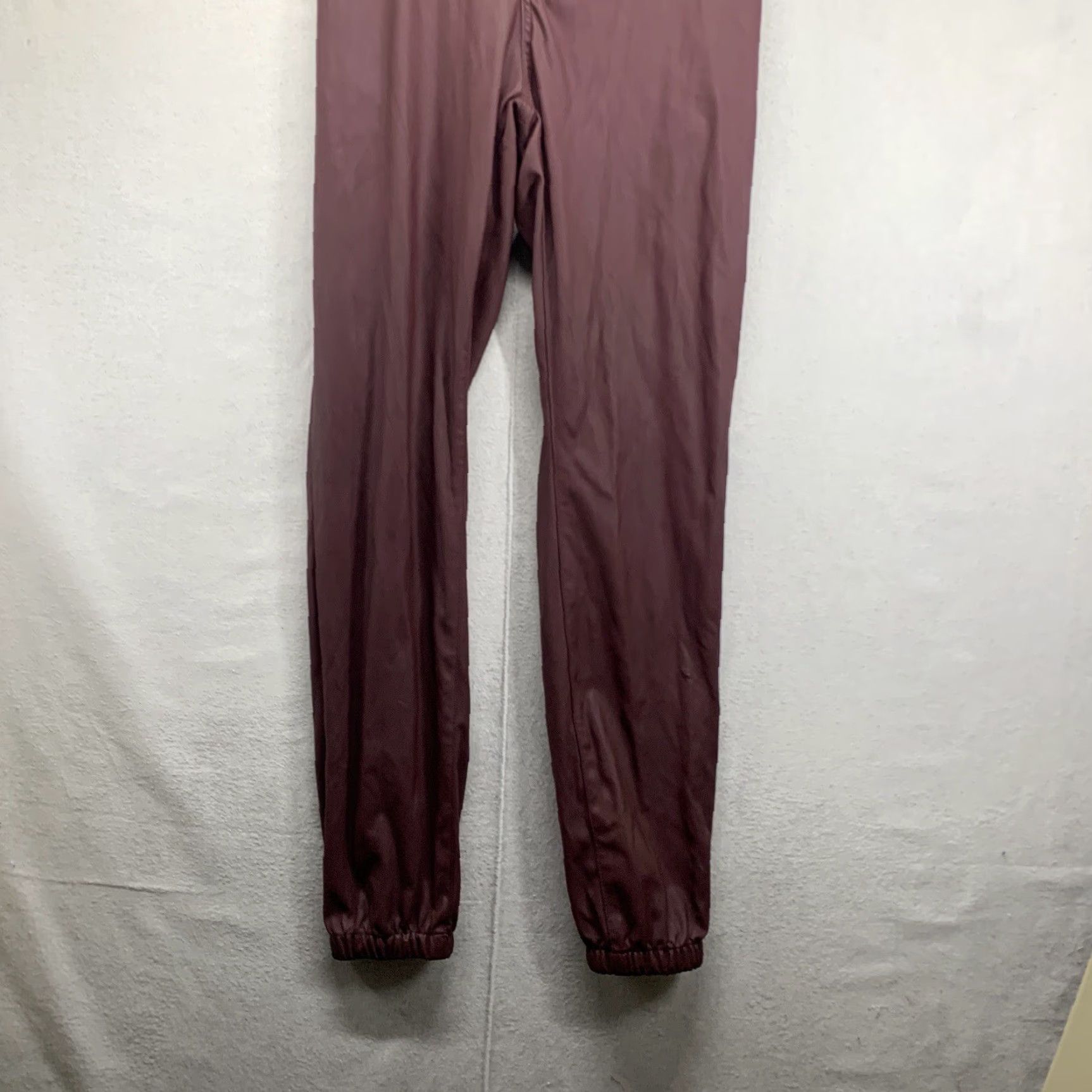 Vintage VINTAGE American Bazi Women's Faux Leather Joggers Tapered Slim Fit Burgundy Size Small Inseam 29" Party Business Size 28" / US 6 / IT 42 - 3 Thumbnail