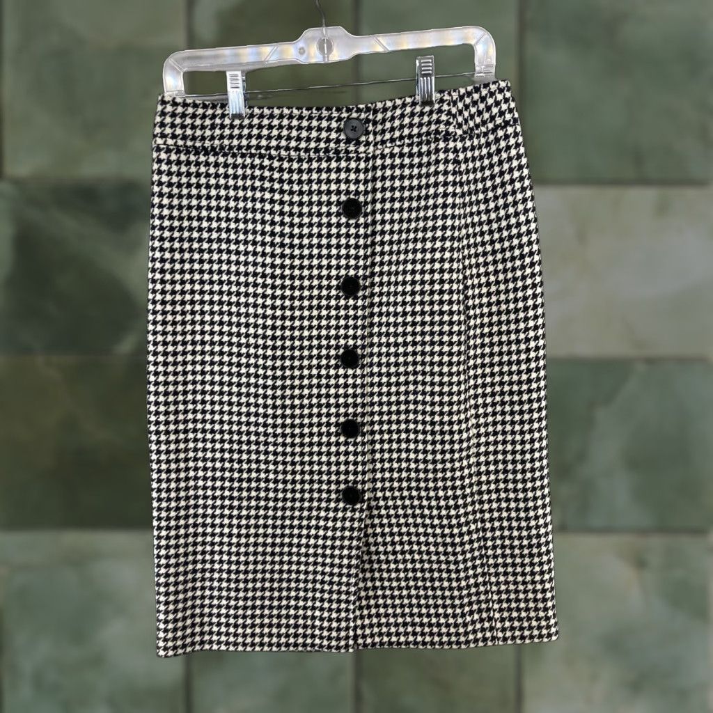 Vintage Harolds Women's Wool Skirt 4 Black Houndstooth Knee Length Straight & Pencil 90s Country of US Size 27" / US 4 / IT 40 - 1 Thumbnail