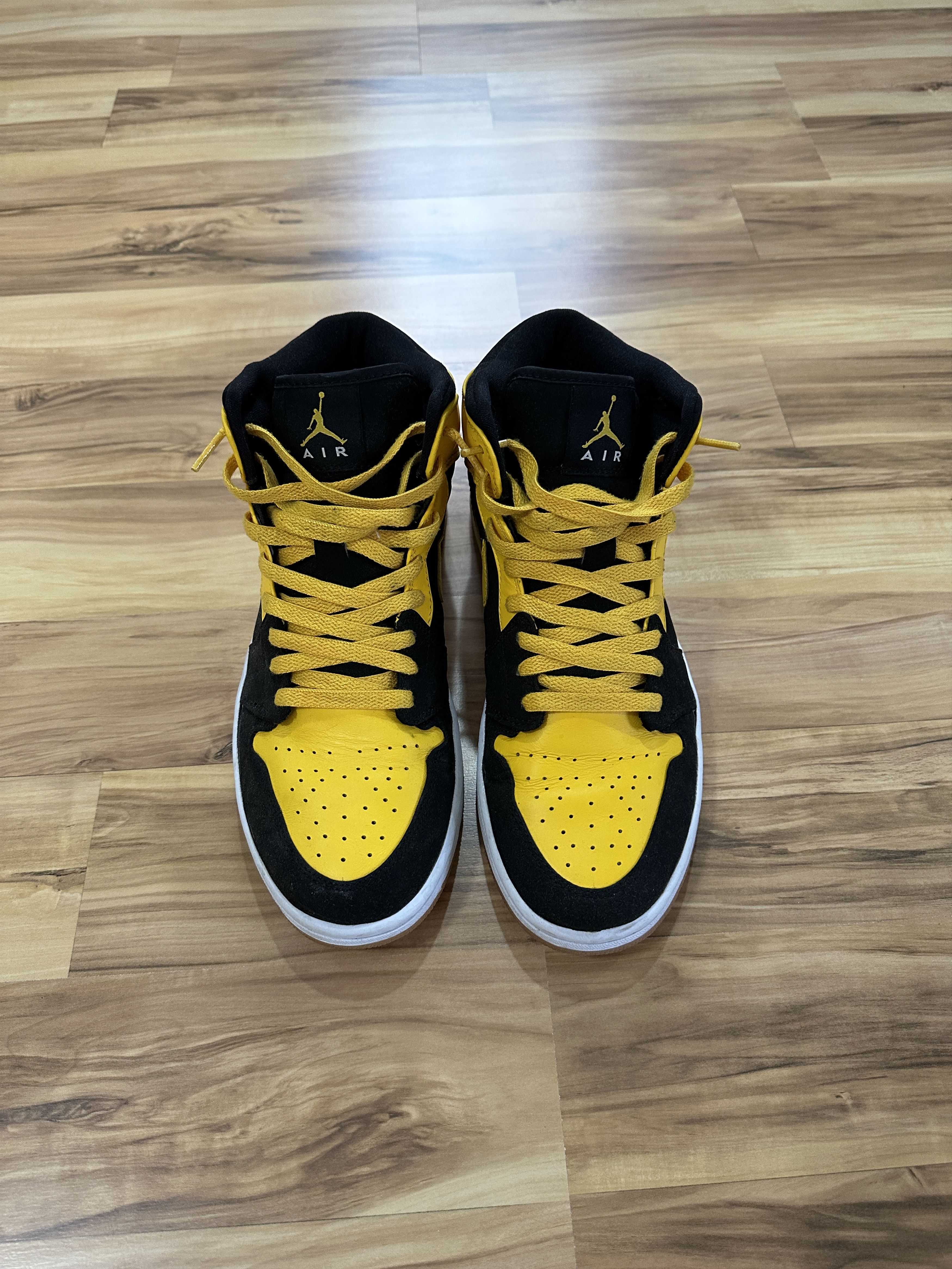Jordan Brand Jordan 1 Mid "New Love" Size 10 Size US 10 / EU 43 - 2 Thumbnail