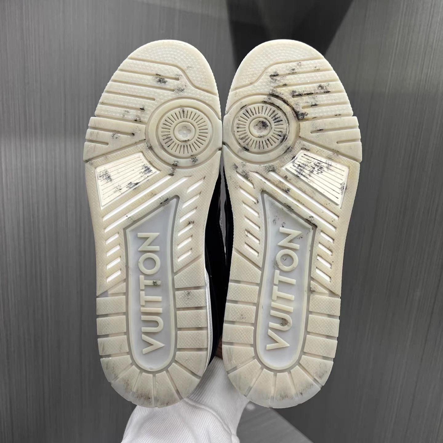 Louis Vuitton Louis Vuitton Trainer Embossed Patent Black White K15 Size US 8 / EU 41 - 6 Thumbnail