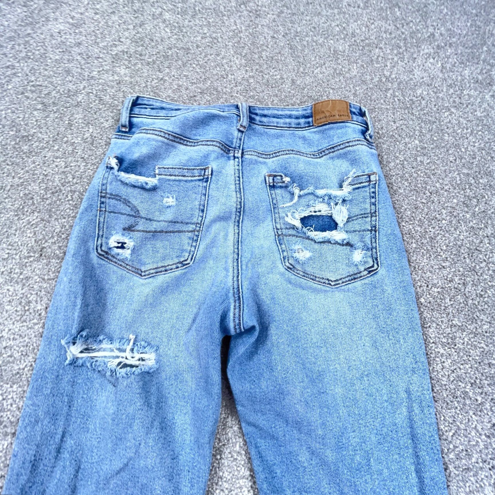 American Eagle Outfitters American Eagle Outfitters Jeans Women Mom Jean High Rise Waist Med Wash Distressed Blue 27 Inseam 2 Size 26" / US 2 / IT 38 - 4 Thumbnail