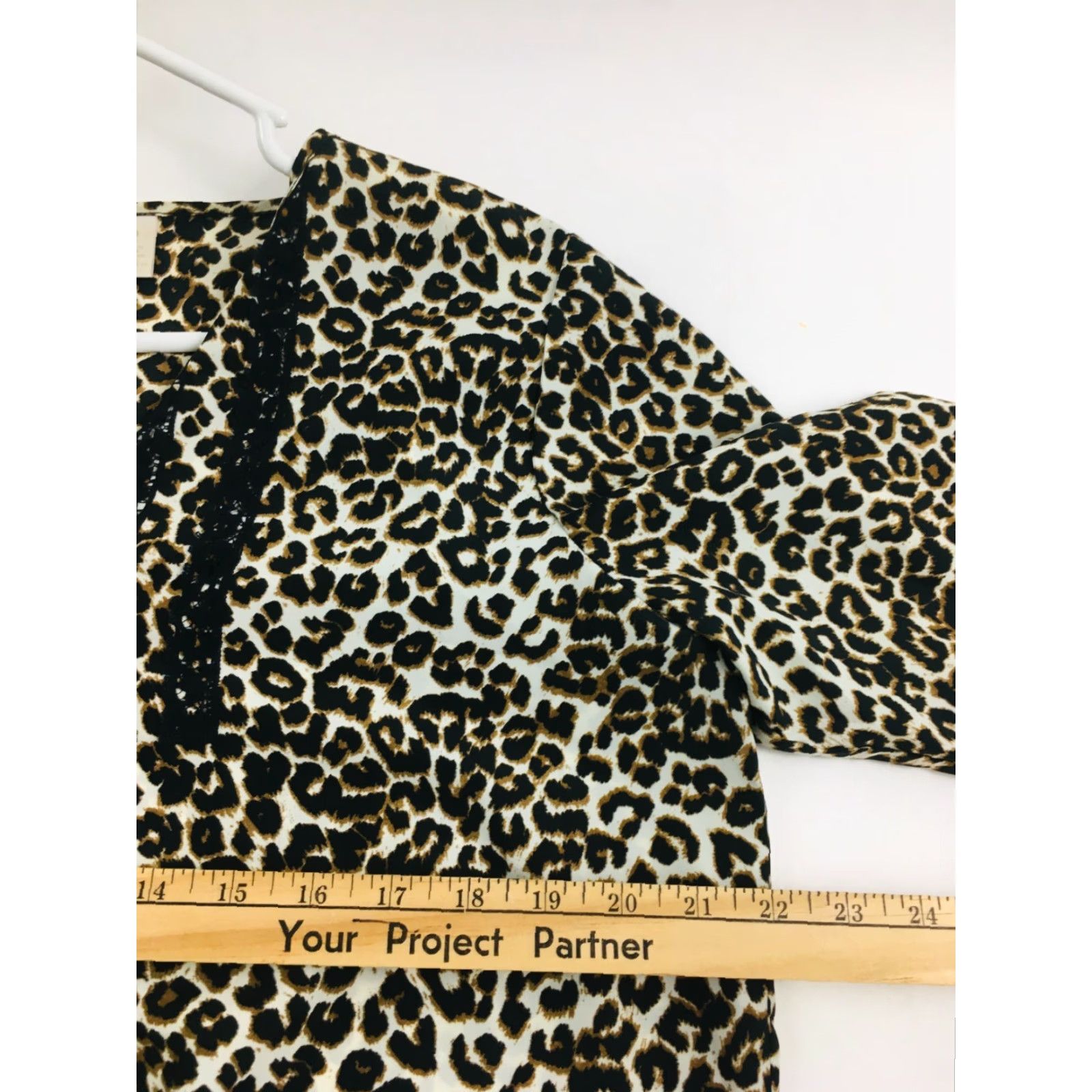 Vintage Chico's Shirt Women's Size 2 V Neck Pullover Leopard Print Long Sleeve ¼ Button Size XS / US 0-2 / IT 36-38 - 4 Thumbnail