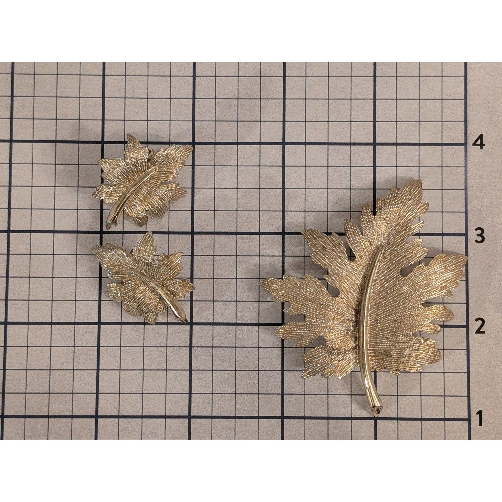 Vintage VTG 1955 Emmons Gold-Tone Leaf Brooch & Clip-On Earrings Set Size ONE SIZE - 6 Thumbnail