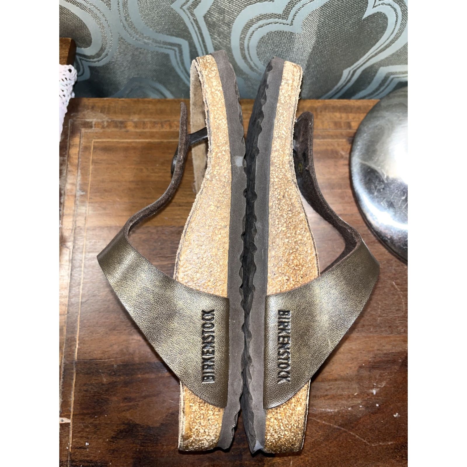 Birkenstock Birkenstock Gizeh Sandals Gold Birch-Flor Women 6 US 37 EU Buckle Thong Flat Heel Sandal Weather: Casual Workwear Travel Vintage: No Size US 6 / IT 36 - 3 Thumbnail