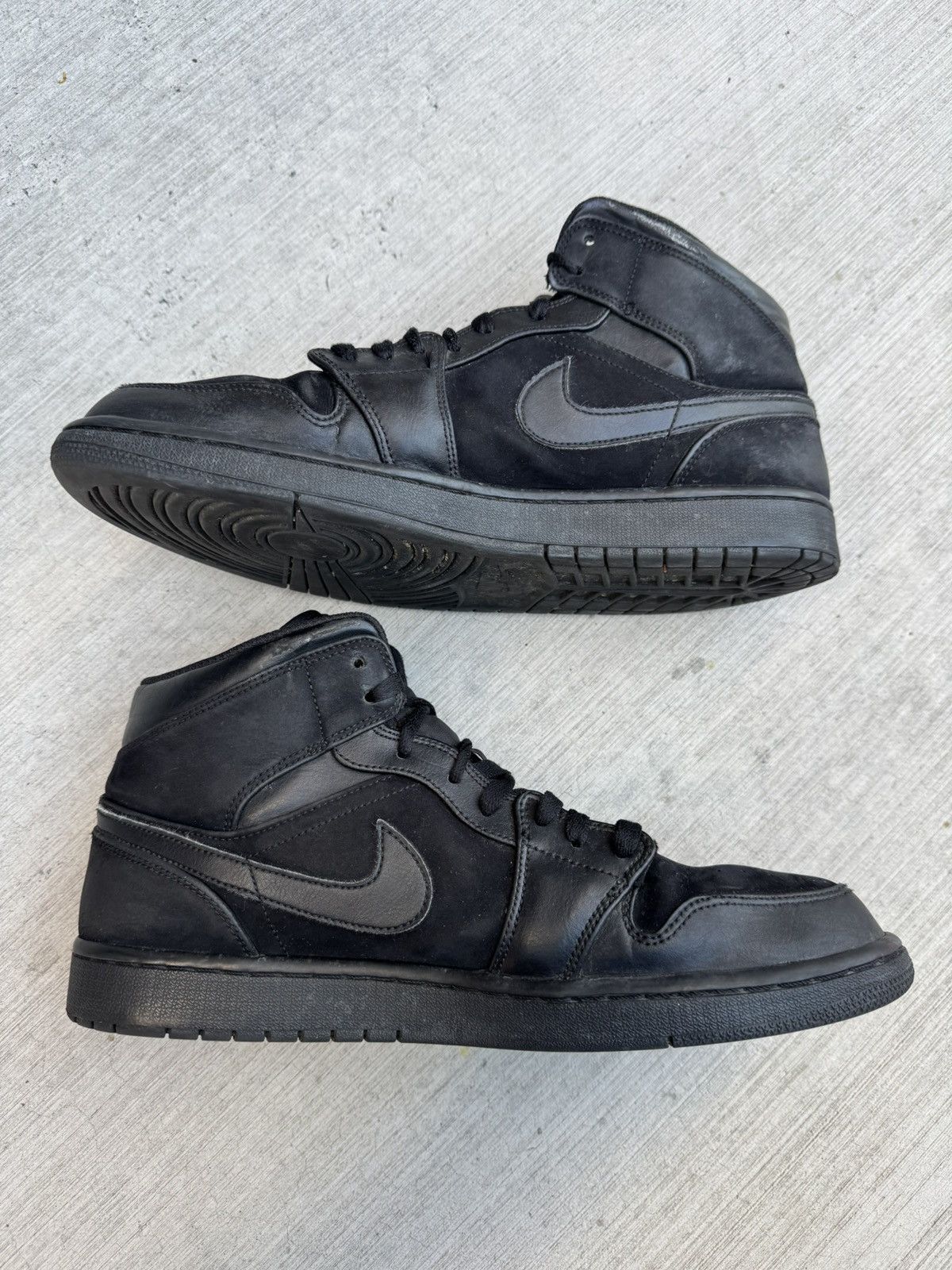 Jordan Brand JORDAN 1 MID TRIPLE BLACK 2018 SIZE 12 Size US 12 / EU 45 - 2 Thumbnail