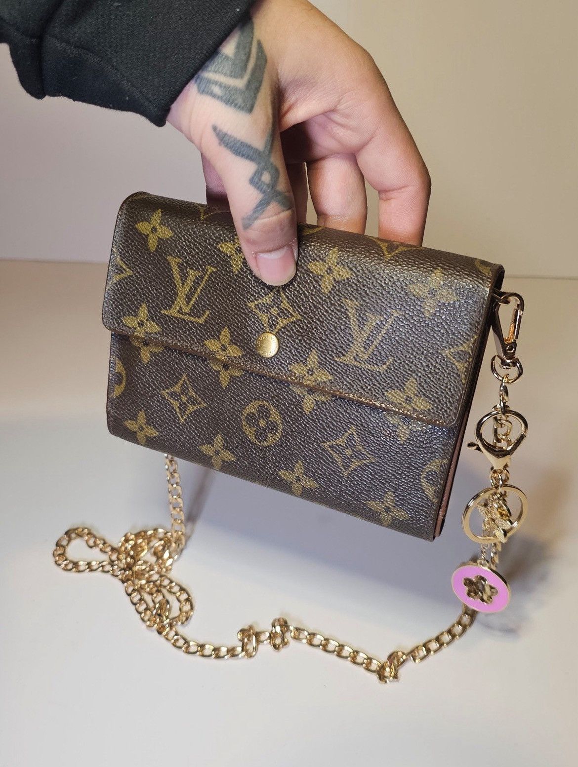 Louis Vuitton Louis vuitton cross body wallet purse. Lv monogram bag. Size ONE SIZE - 8 Thumbnail