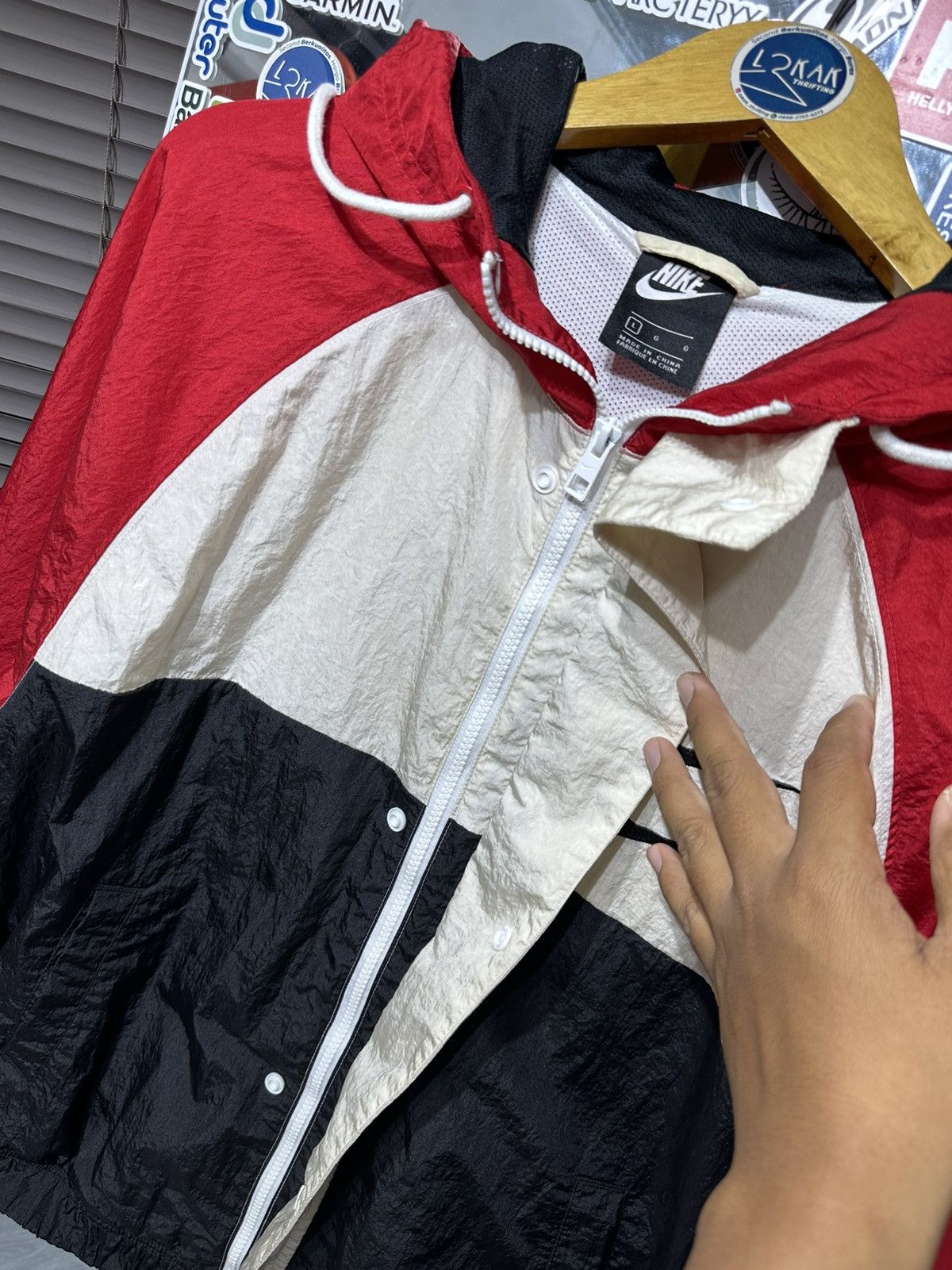 Nike NIKE SWOOSH WINDBREAKER Size US XL / EU 56 / 4 - 4 Thumbnail