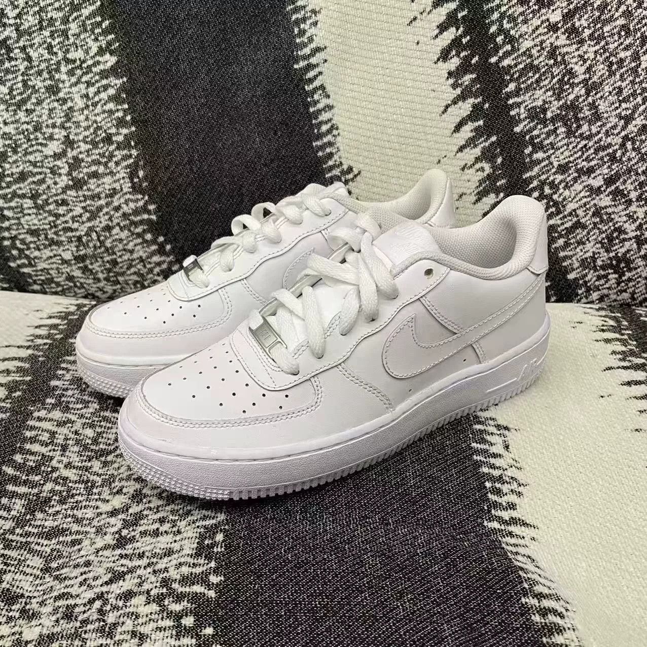 Nike Nike AIR FORCE 1 White Lowtop Sneakers 5.5 Men Size US 5.5 / EU 38 - 1 Thumbnail