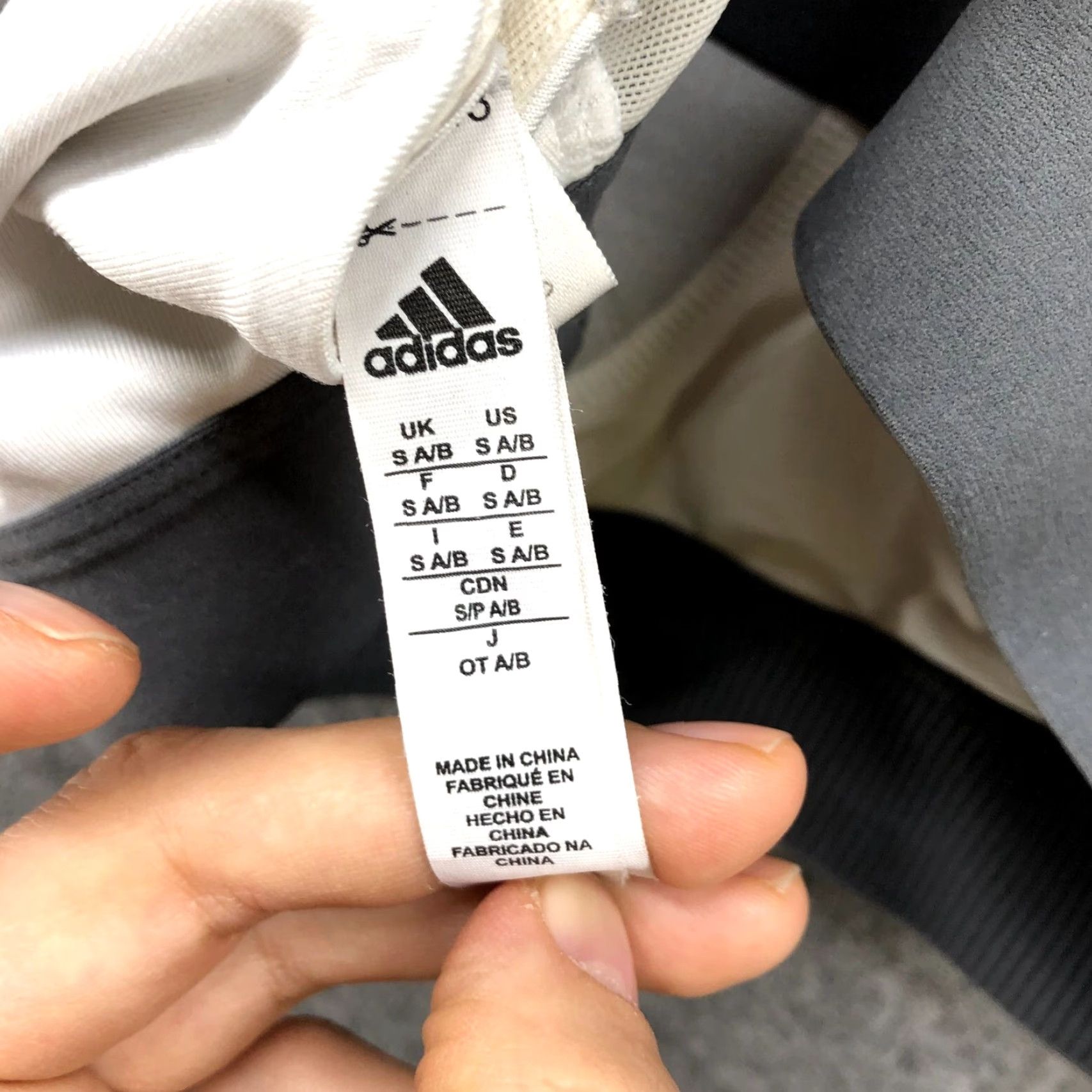 Adidas Adidas Sports Bra Womens S White A/B Cup Padded Strappy Back Active Pullover Size S / US 4 / IT 40 - 6 Thumbnail