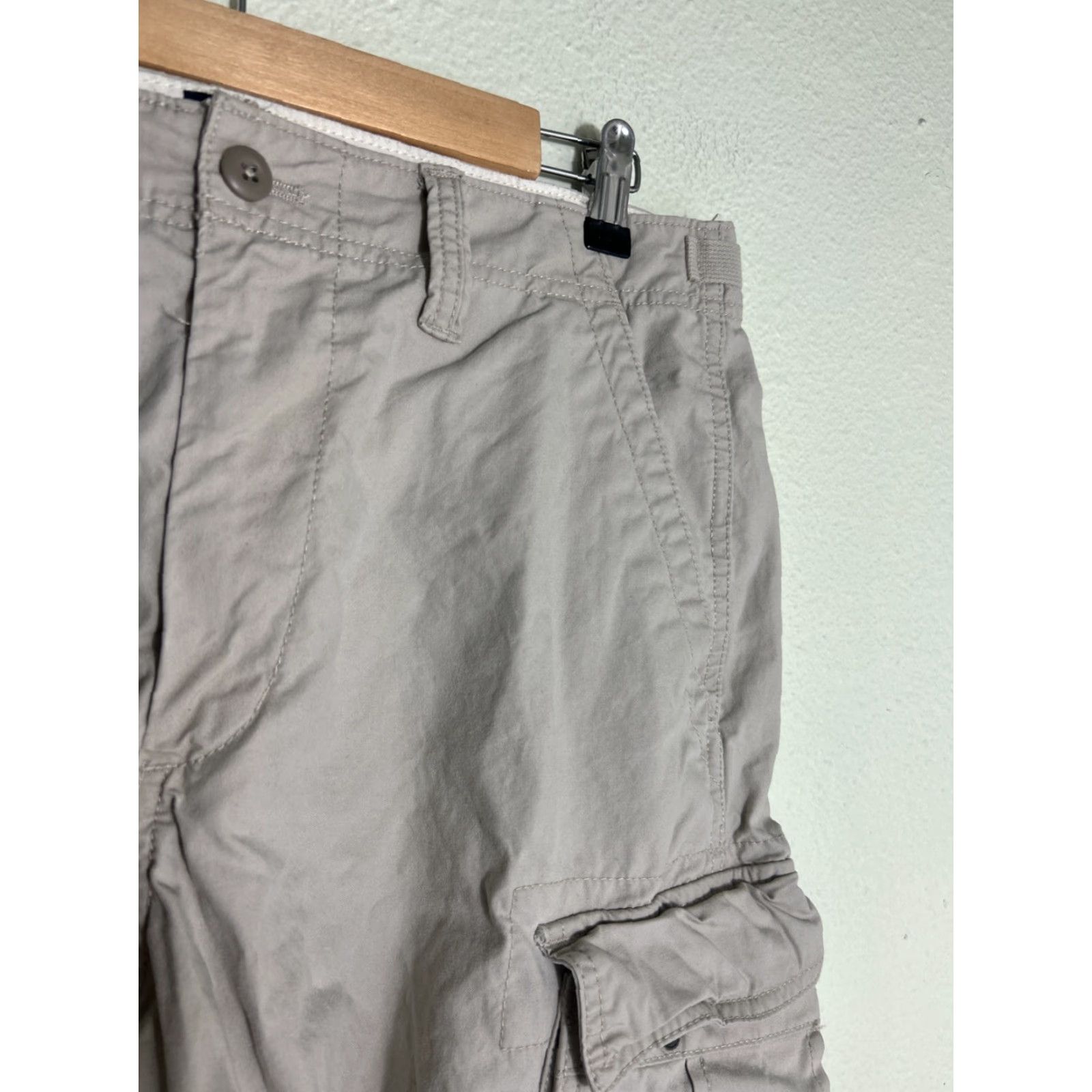 Gap VINTAGE Gap Beige Cargo Shorts Mens Size 33x11.5 Preppy Kanye Stain Size US 33 - 4 Thumbnail