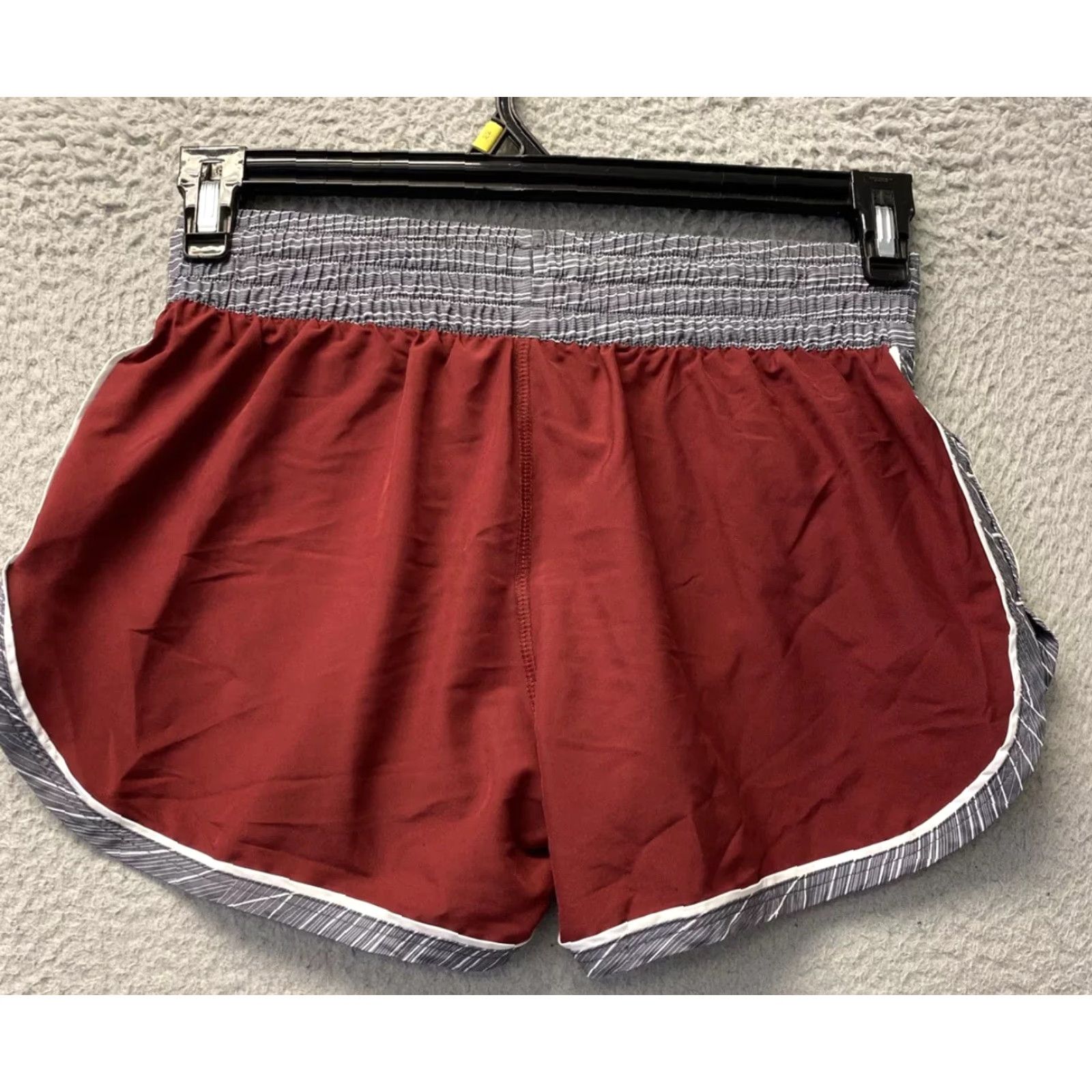 Under Armour Under Armour Women Shorts Maroon High Rise Athletic Size S Maryville 116-12 / 2.0 in. Inseam 13 in Waist Size 28" / US 6 / IT 42 - 4 Thumbnail