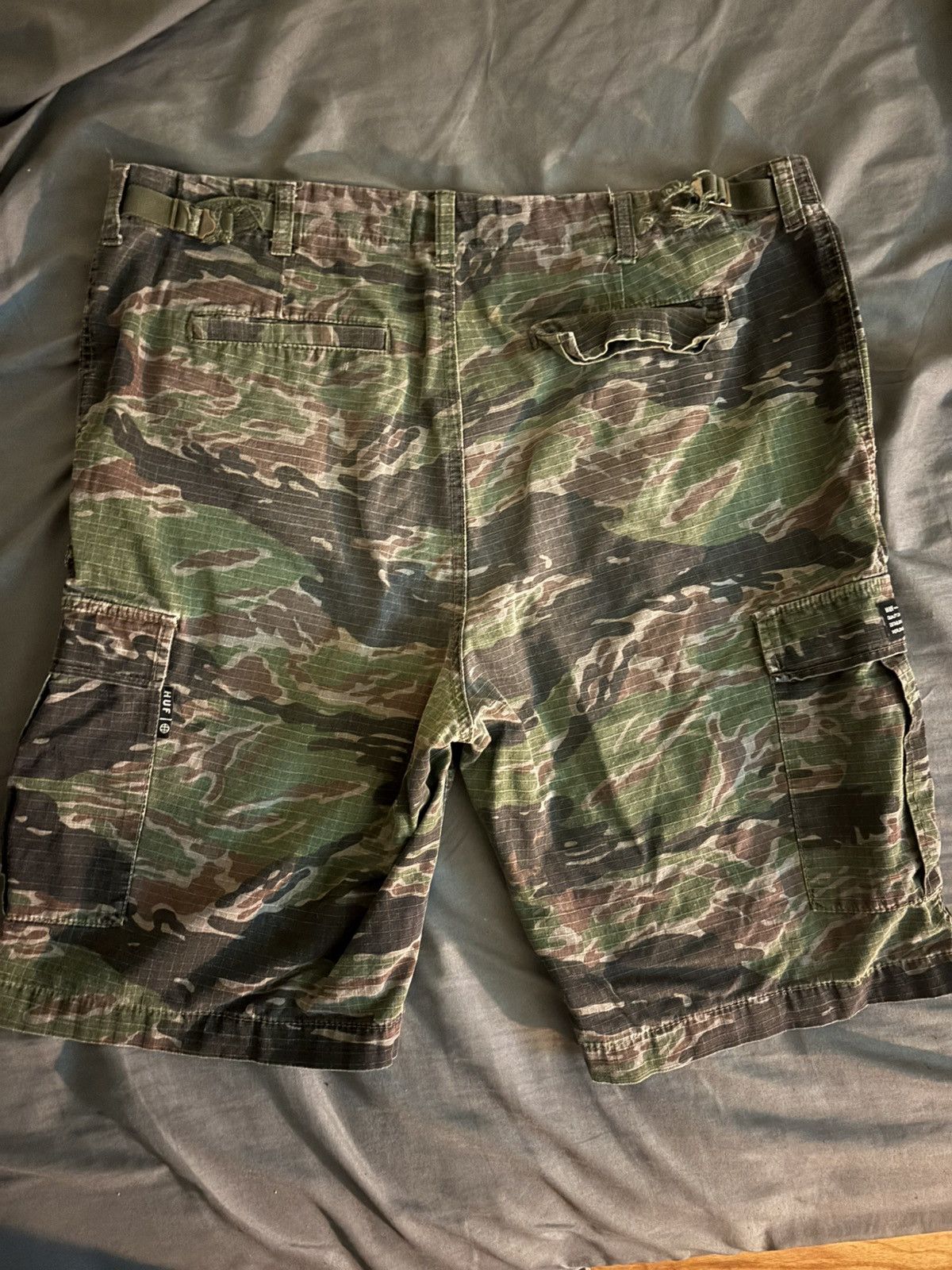 Vintage Green Camo HUF Skate Cargo Shorts Size US 32 / EU 48 - 2 Thumbnail