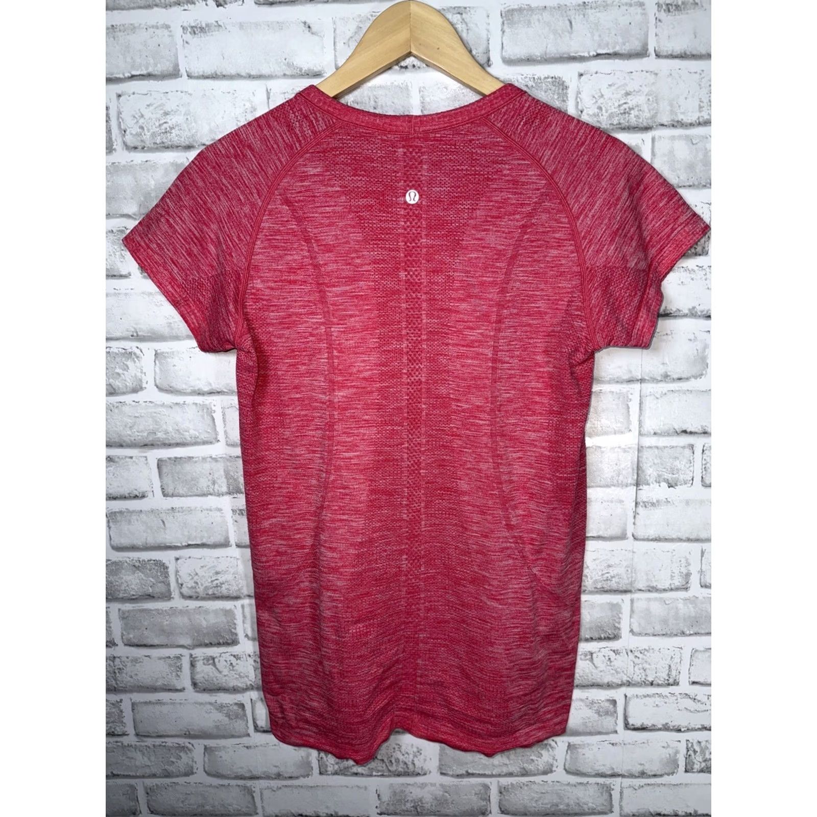Lululemon Lululemon Pink Stretchy Athletic Shirt T-Shirt Womens Size 10 Regular Pink Athleticwear 2010s? Size L / US 10 / IT 46 - 7 Thumbnail