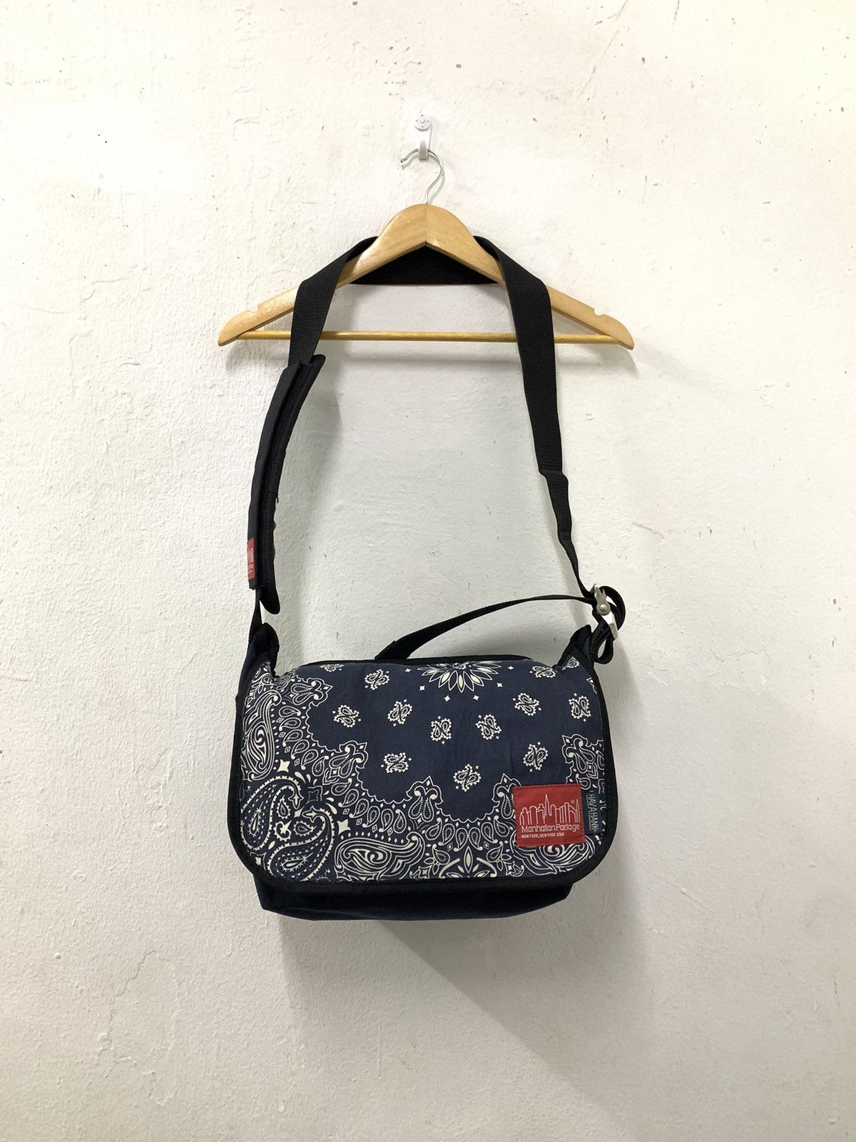 Manhattan Portage RARE Manhattan Portage Hav-A-Hank Messenger Sling Bag Size ONE SIZE - 1 Thumbnail