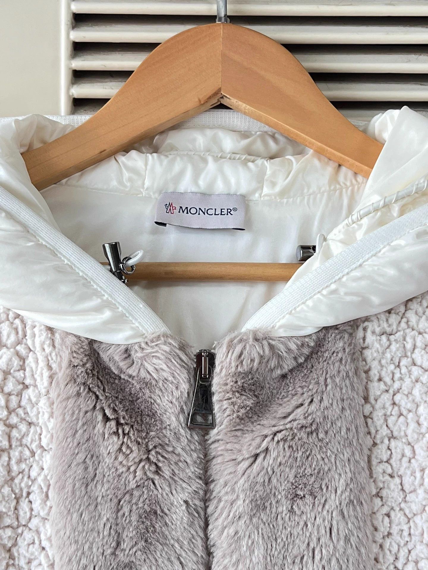 Moncler Moncler cream lamb down hooded zip S like new Size S / US 4 / IT 40 - 3 Thumbnail