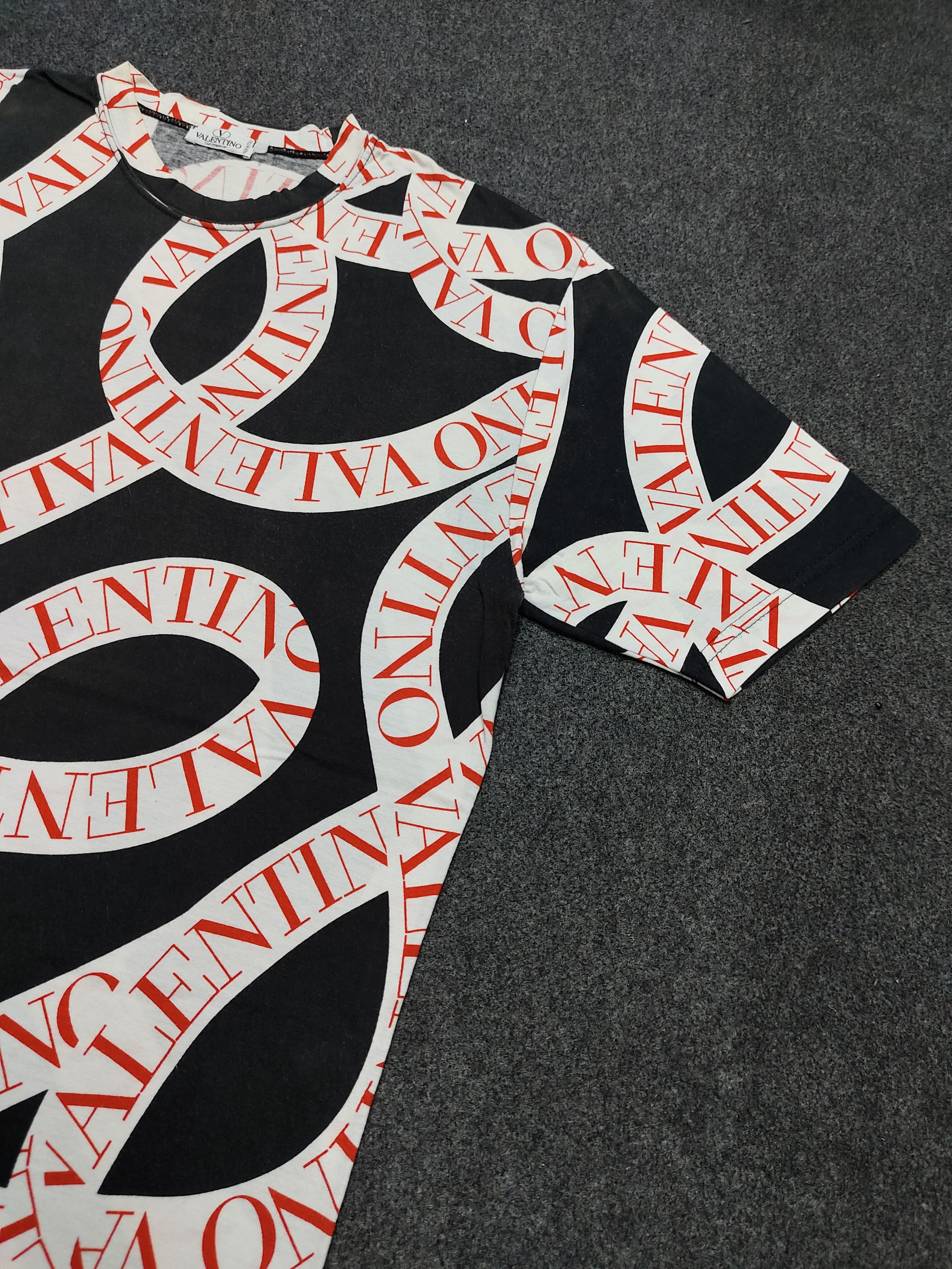 Valentino 2000s Valentino🔥Rare AOP Typography Tshirt Size M / US 6-8 / IT 42-44 - 3 Thumbnail