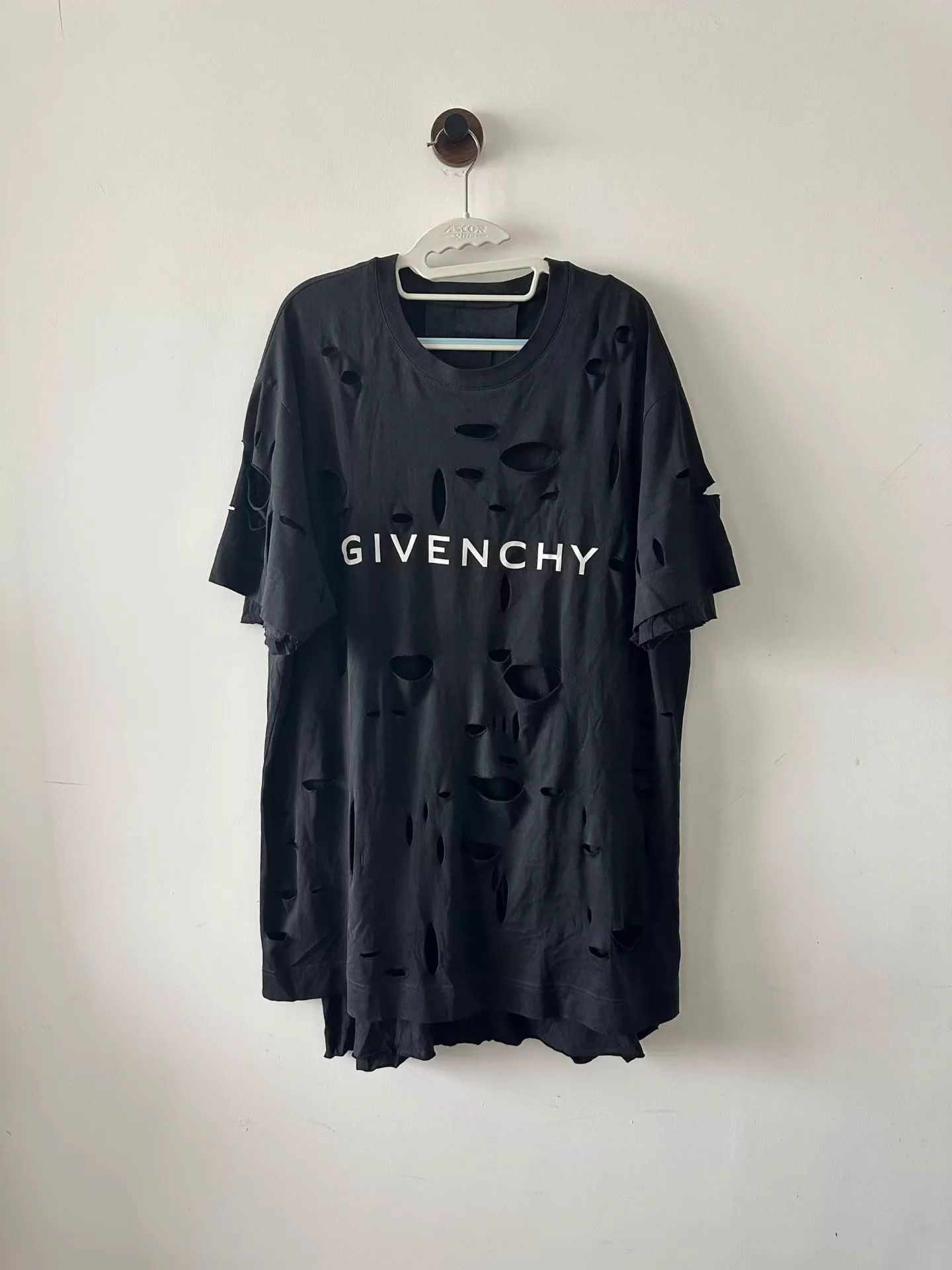Givenchy Givenchy distressed short sleeve L 98 new Size US L / EU 52-54 / 3 - 1 Thumbnail