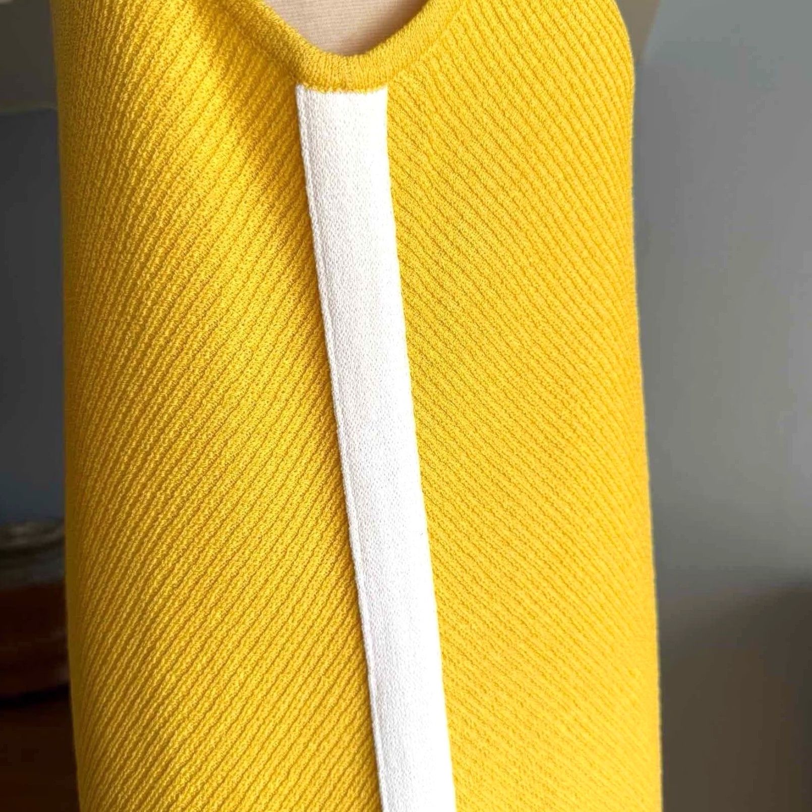 St. John VINTAGE ST. JOHN SoCa Novelty Knit Sleeveless Shift Dress S Yellow White Size S / US 4 / IT 40 - 4 Thumbnail