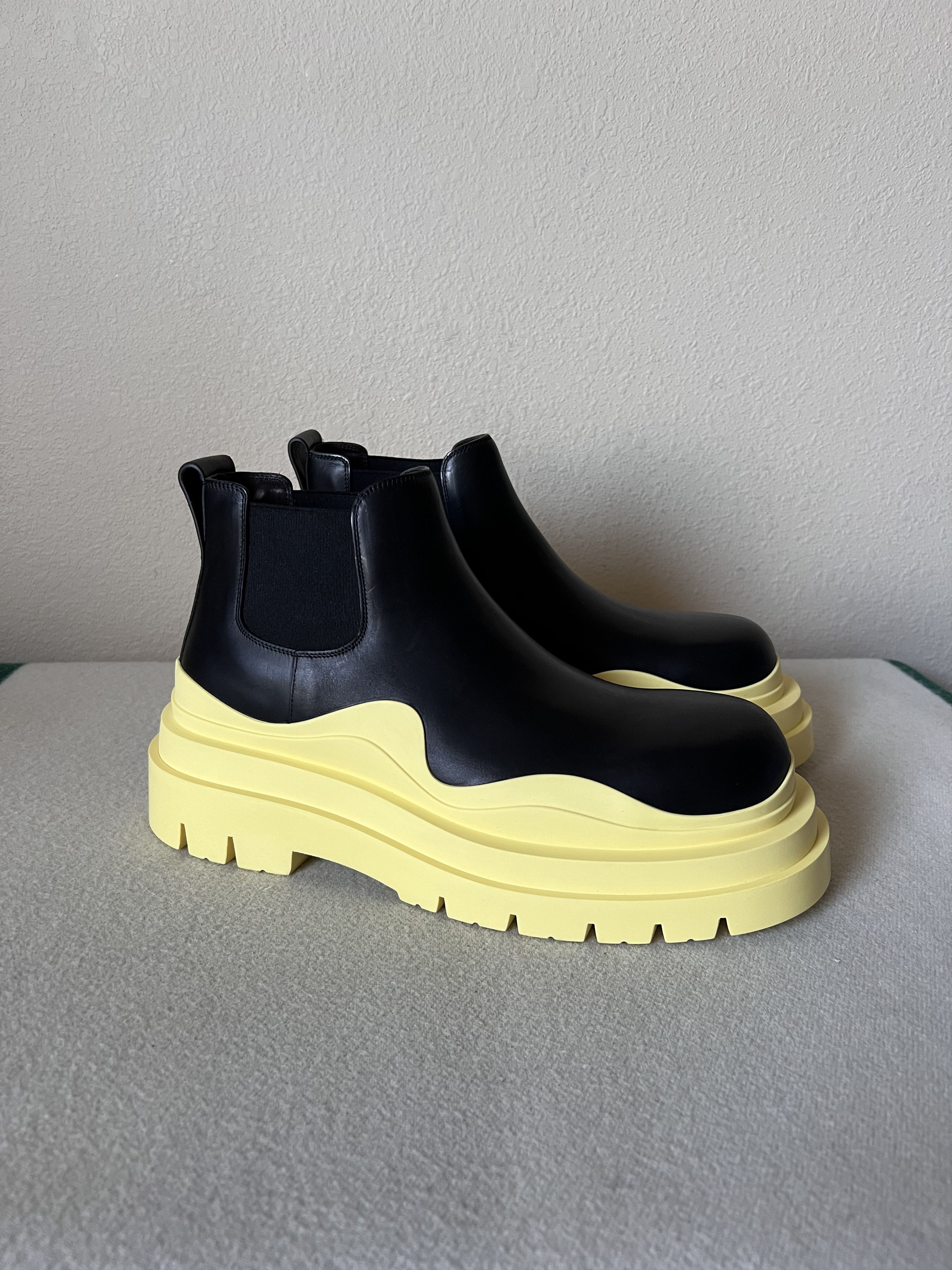 Bottega Veneta Bottega Veneta Tire Ankle Chelsea Boot in Black Lemon Size US 9.5 / EU 42-43 - 1 Thumbnail