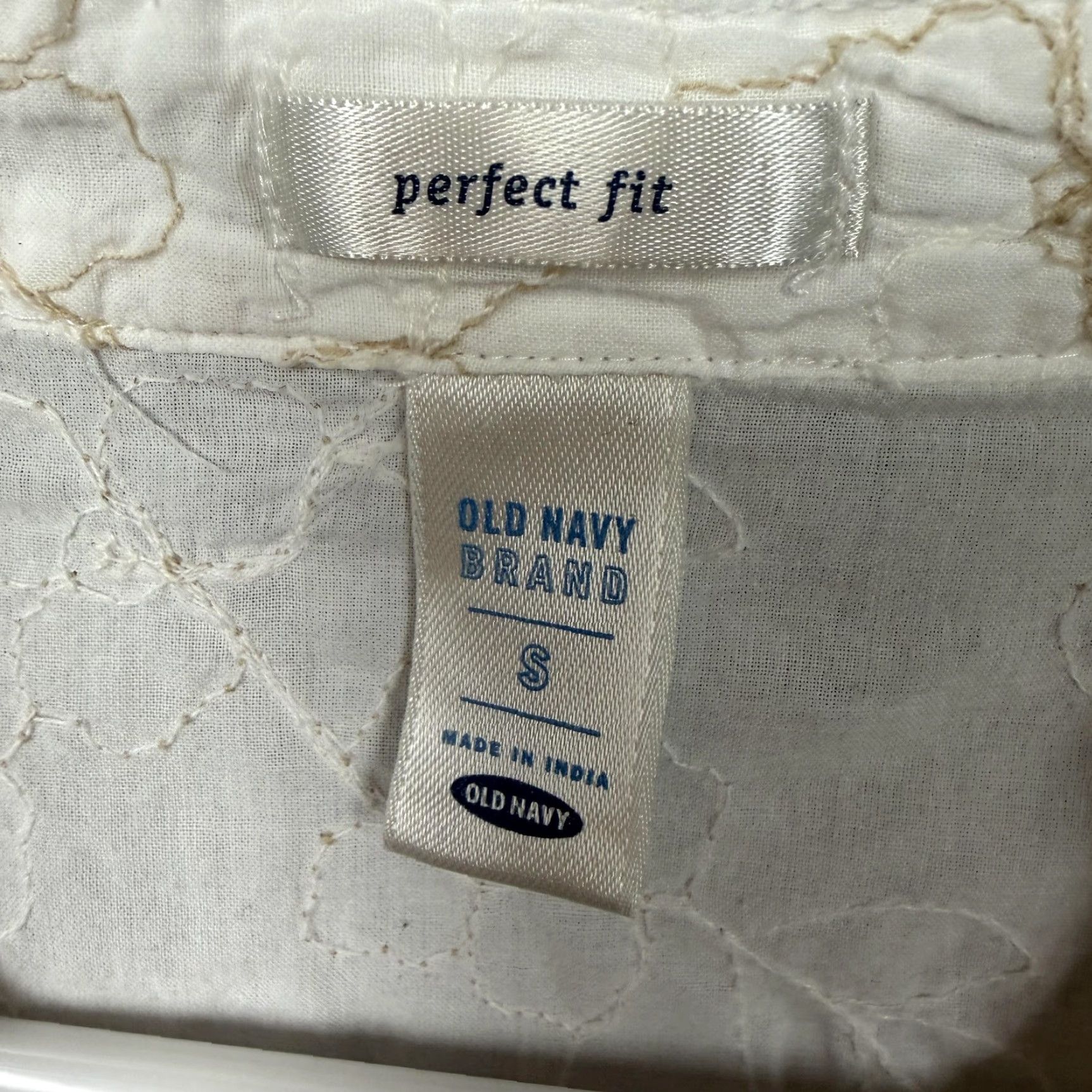 Old Navy Old Navy Blouse Women's S White 3/4 Sleeves V-Neck Button Front Embroidered Floral Lightweight Cotton Casual Spring Size S / US 4 / IT 40 - 5 Thumbnail