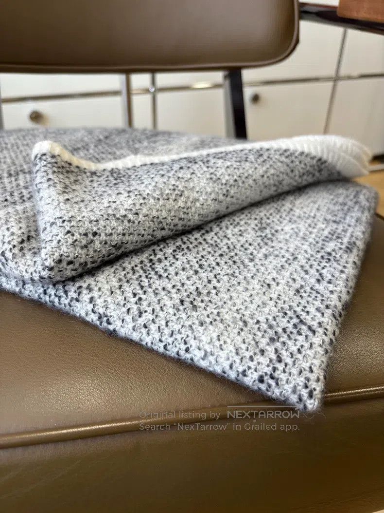 Chanel Chanel Grey and white cashmere large logo knitted shawl sc Size ONE SIZE - 3 Thumbnail